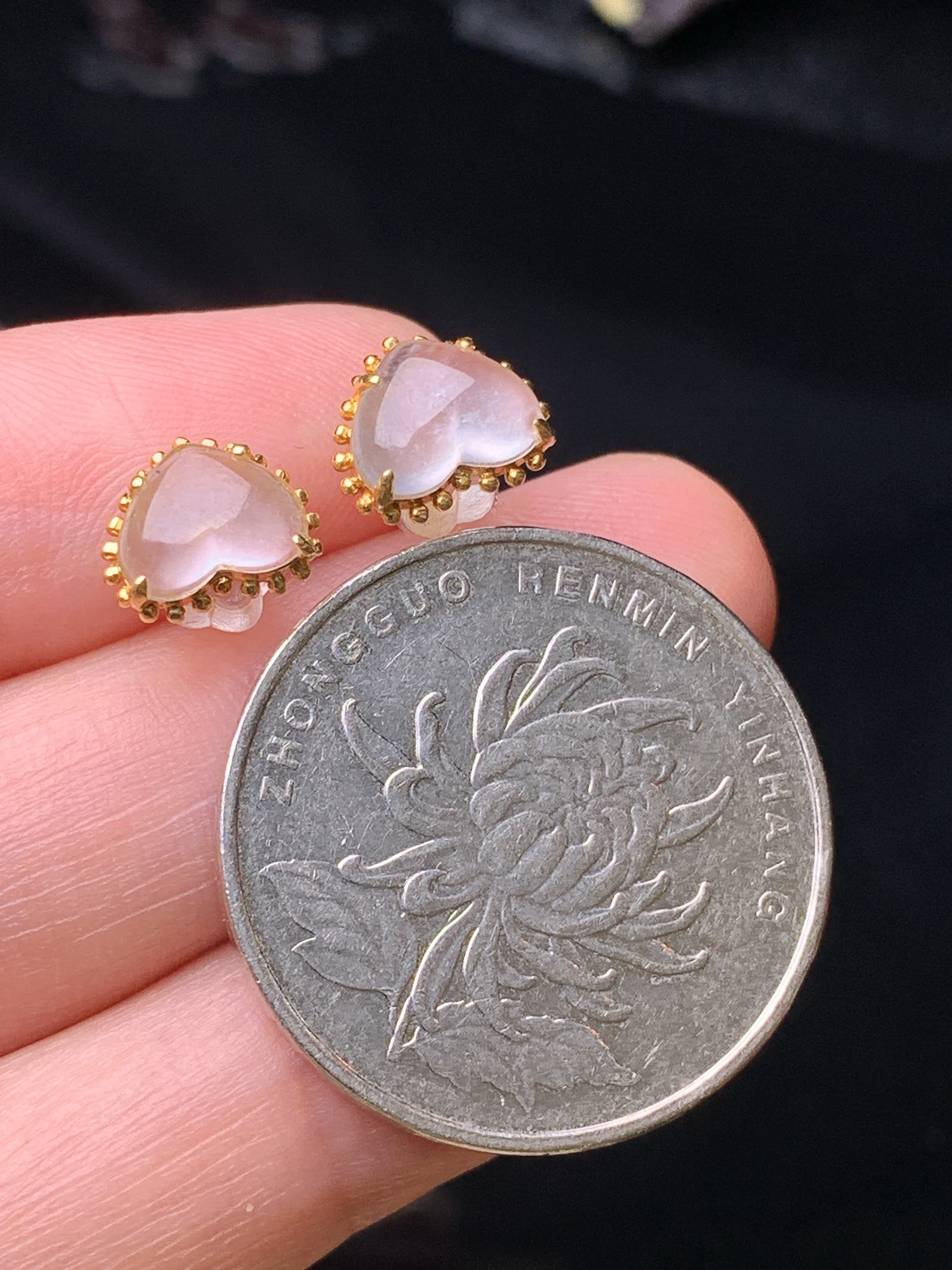 18k金钻镶嵌冰种心形耳钉 玉质细腻 色泽清新艳丽 整体尺寸7*8.7*3.5