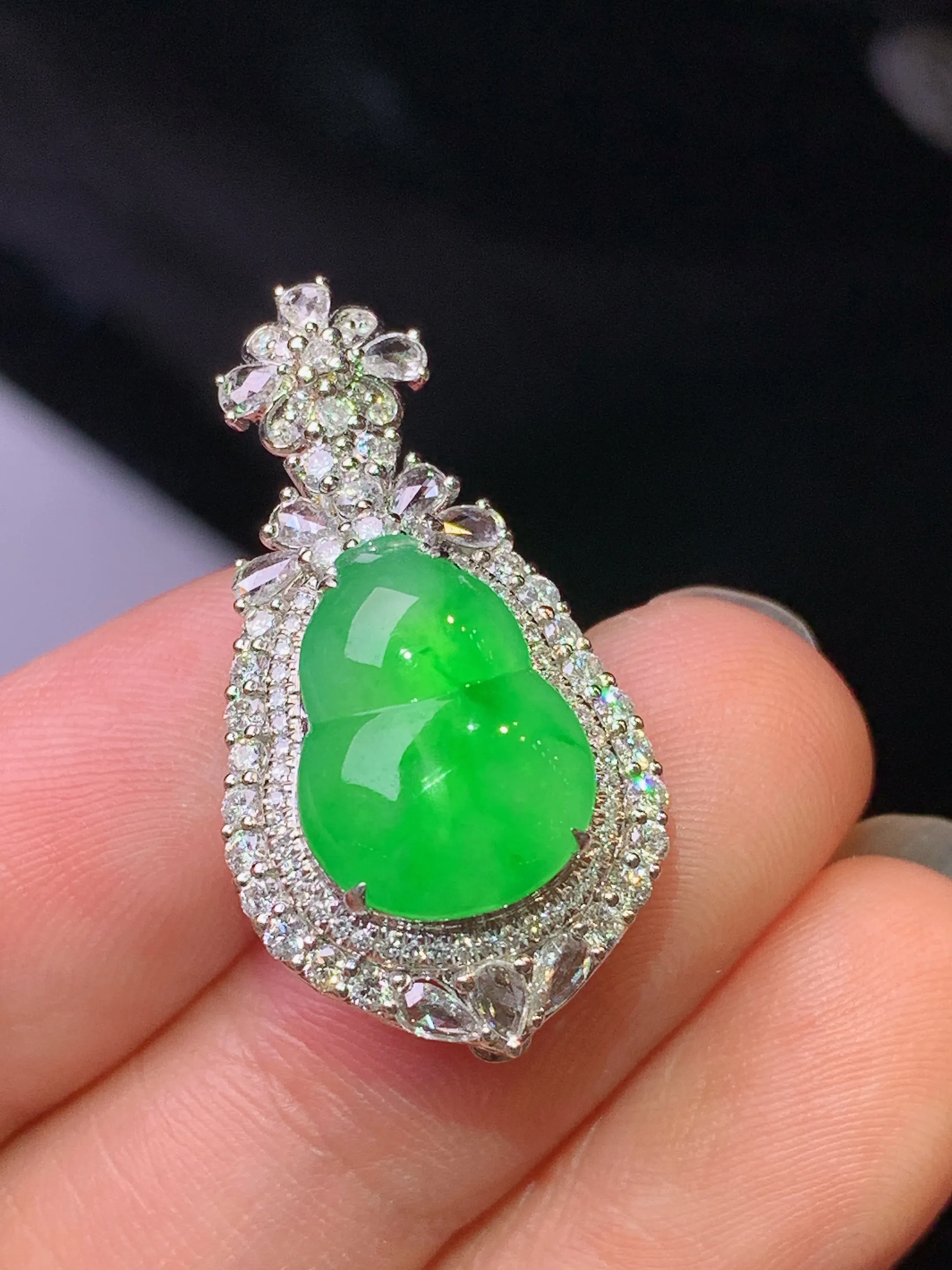 18k金钻镶嵌满绿葫芦吊坠 玉质细腻 色泽清新艳丽 整体尺寸28.2*14.8*9.7