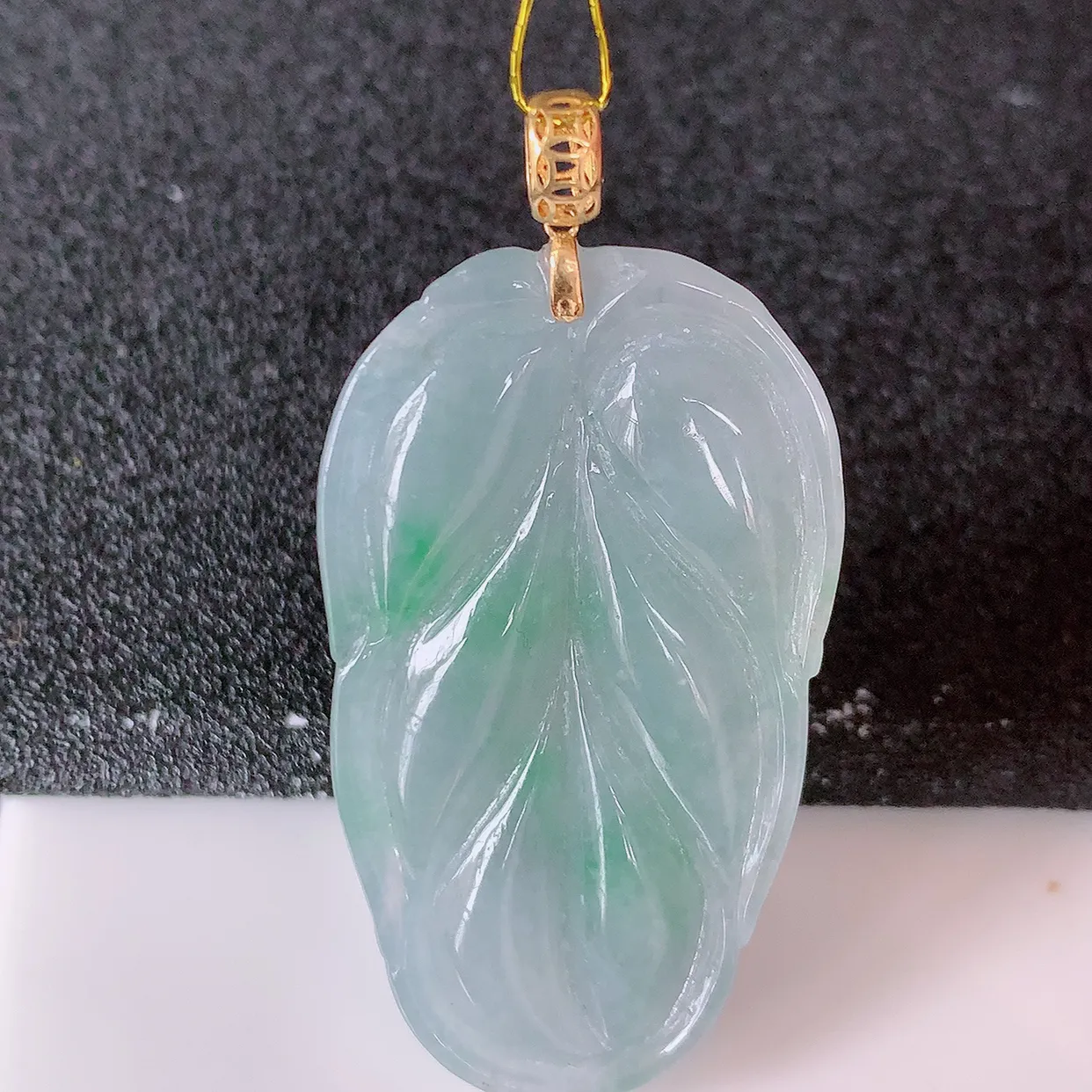 18K金镶嵌冰春带彩翡翠叶子吊坠 ，种水足，色泽清新，工艺精湛，叶子寓意美好；金枝玉叶，事业有成。#35.24