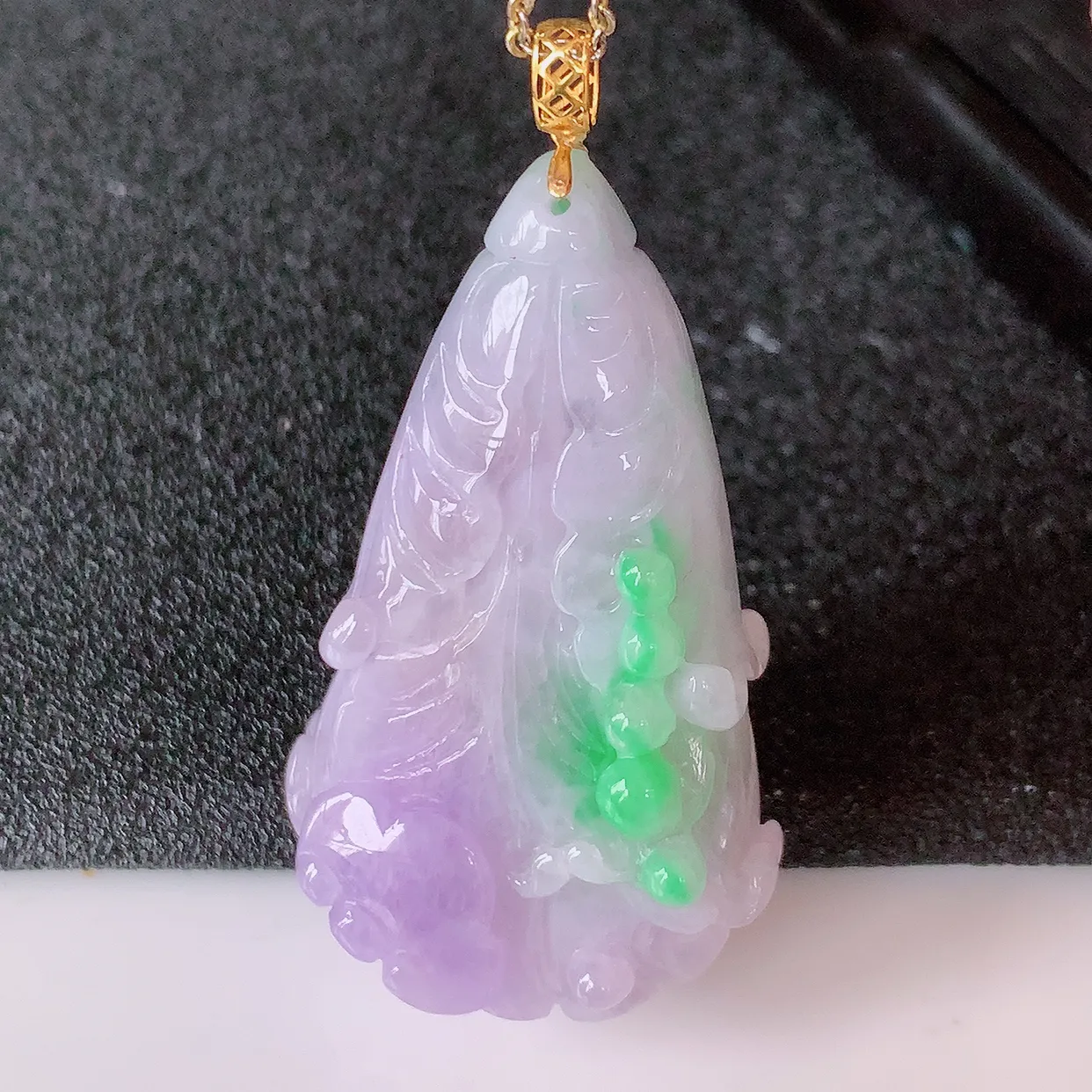 18K金镶嵌冰春带彩翡翠招百财白菜吊坠，百财聚来，财源滚滚，色泽鲜艳，精工水润的白菜，性价比高！#1.24整体43.5裸石39*22.5*11.5