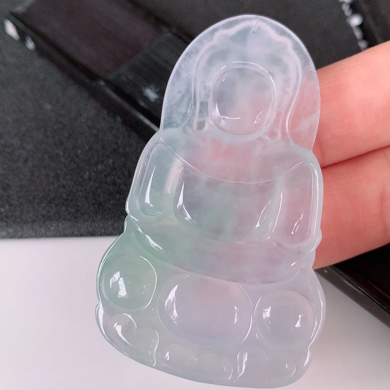 自然光实拍，大件冰种翡翠正装观音吊坠，赐福翡翠观音菩萨，冰透，起强玻璃光泽，观音面相慈祥，雕琢细致，佩戴气质！#