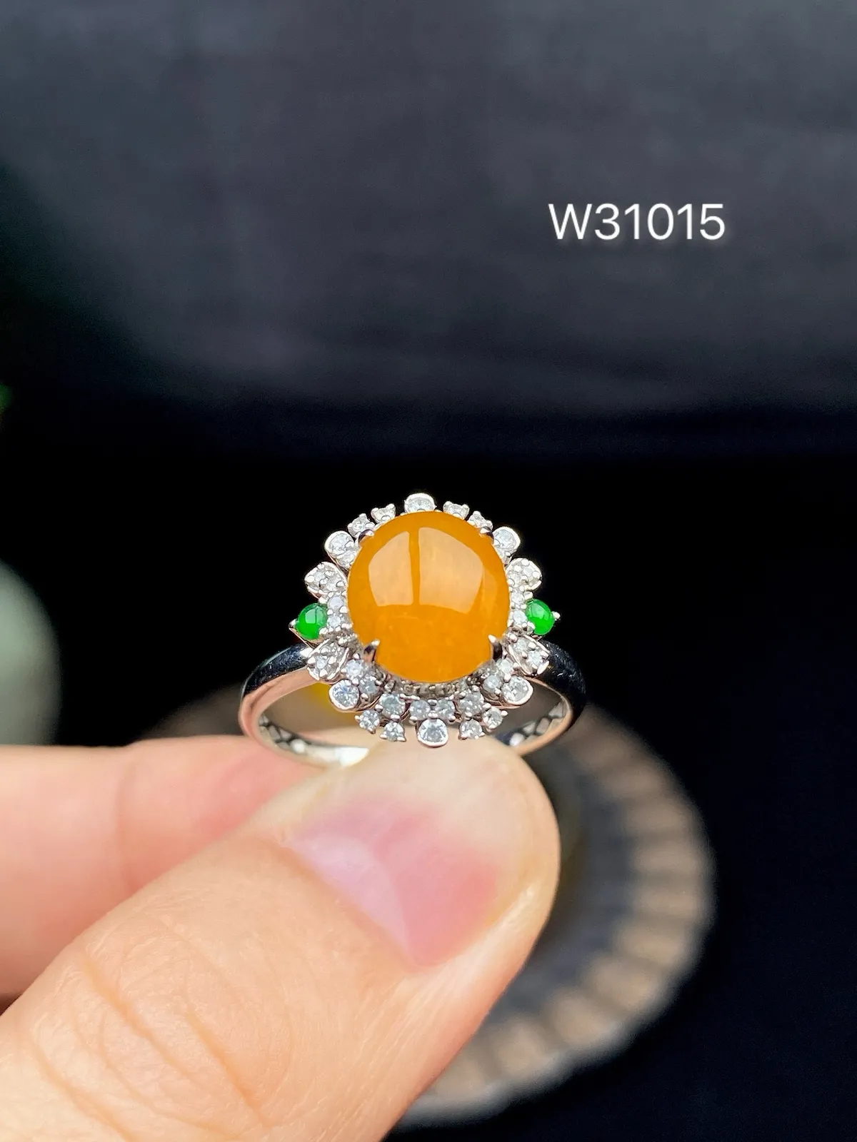 【冰种黄蛋戒指】种水上乘，晶莹剔透，纯净通透，18k金钻精美镶嵌，裸石尺寸11*10.8*4.8毫米