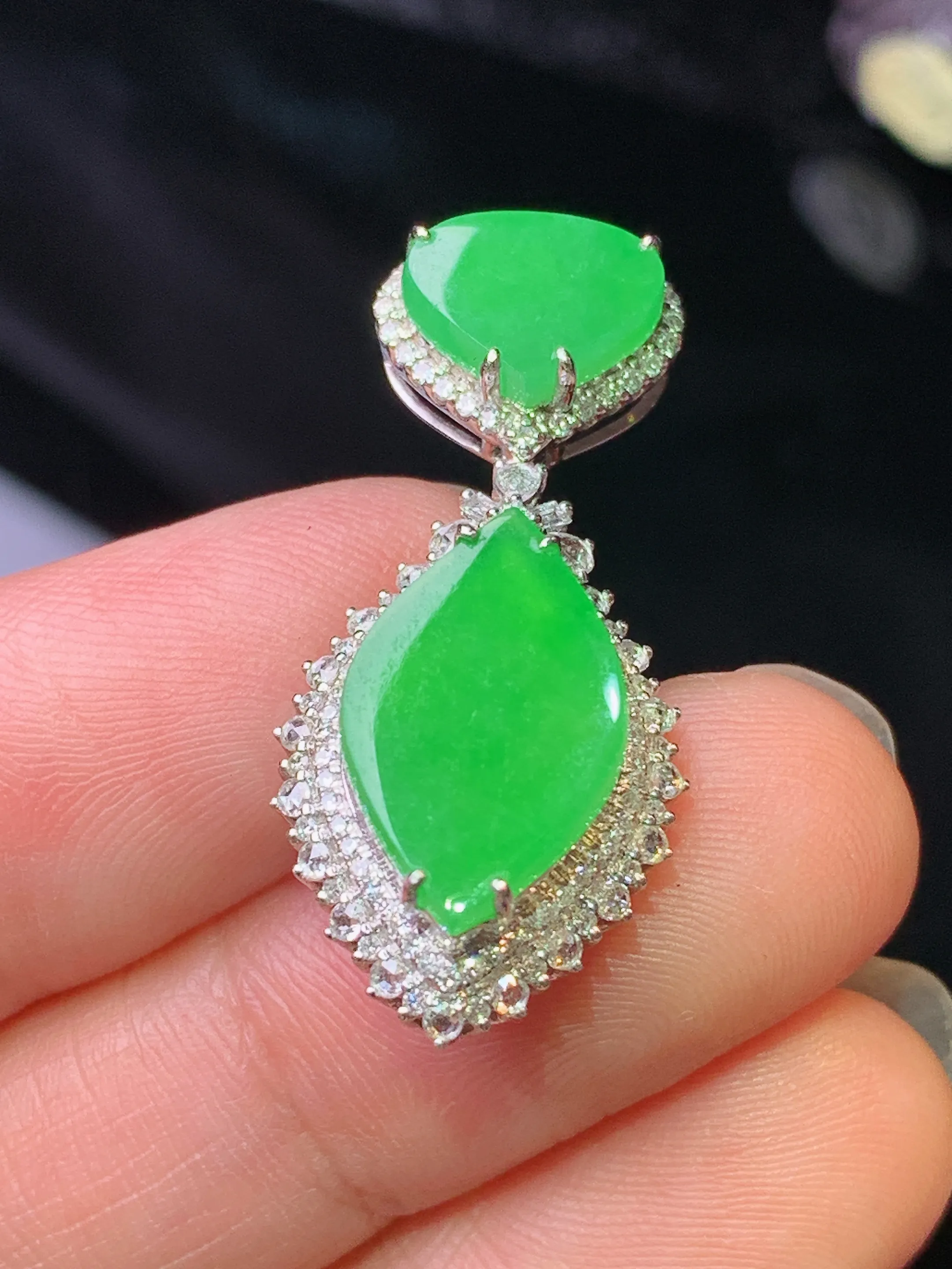 18k金钻镶嵌满绿随形吊坠 玉质细腻 色泽清新艳丽 整体尺寸30.3*14*8.5