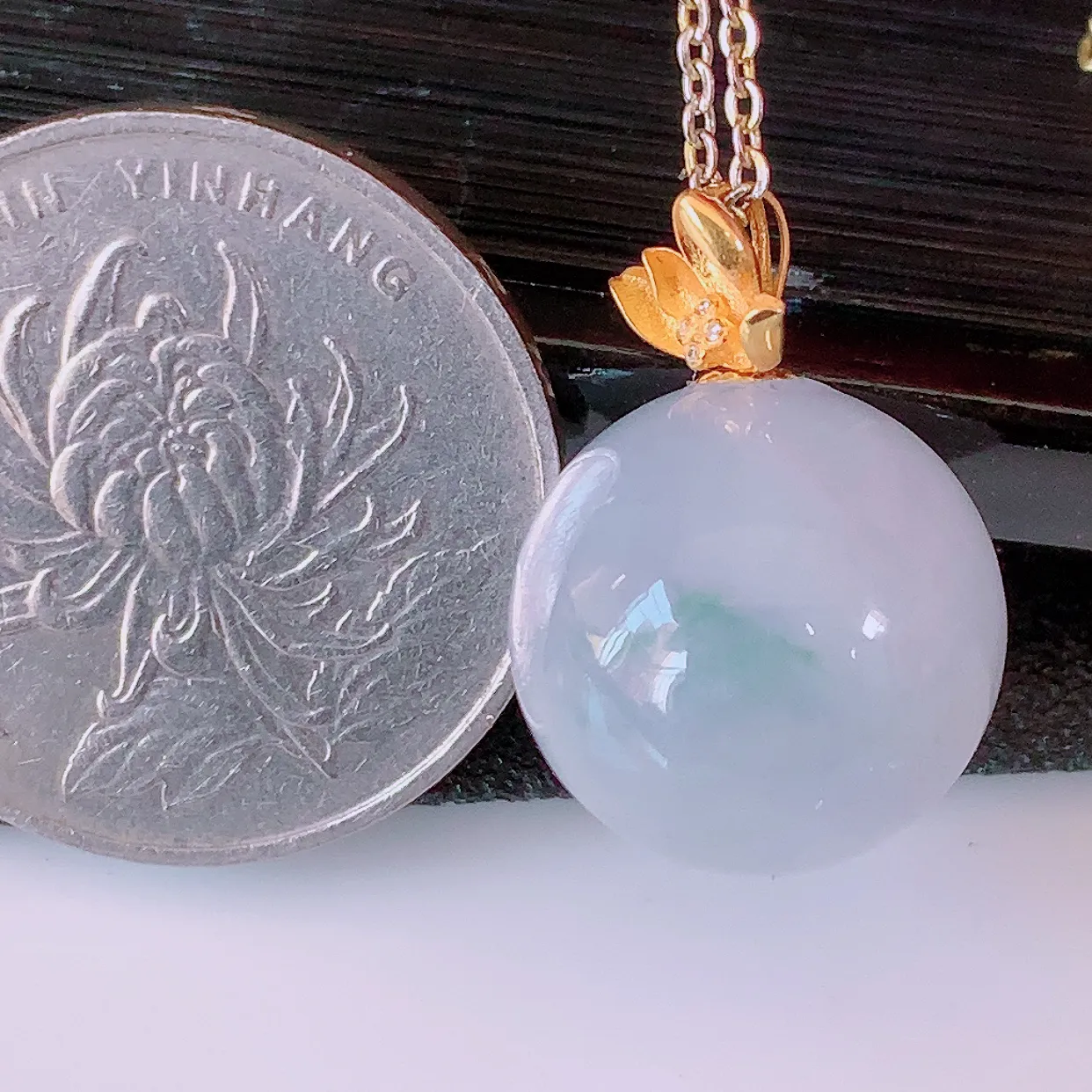 18K金镶嵌冰紫罗兰飘花翡翠转运珠吊坠，寓意“时来运转，财源滚滚” 寓意佳，荧光灼灼，转运珠佩戴时尚优雅！#1.26