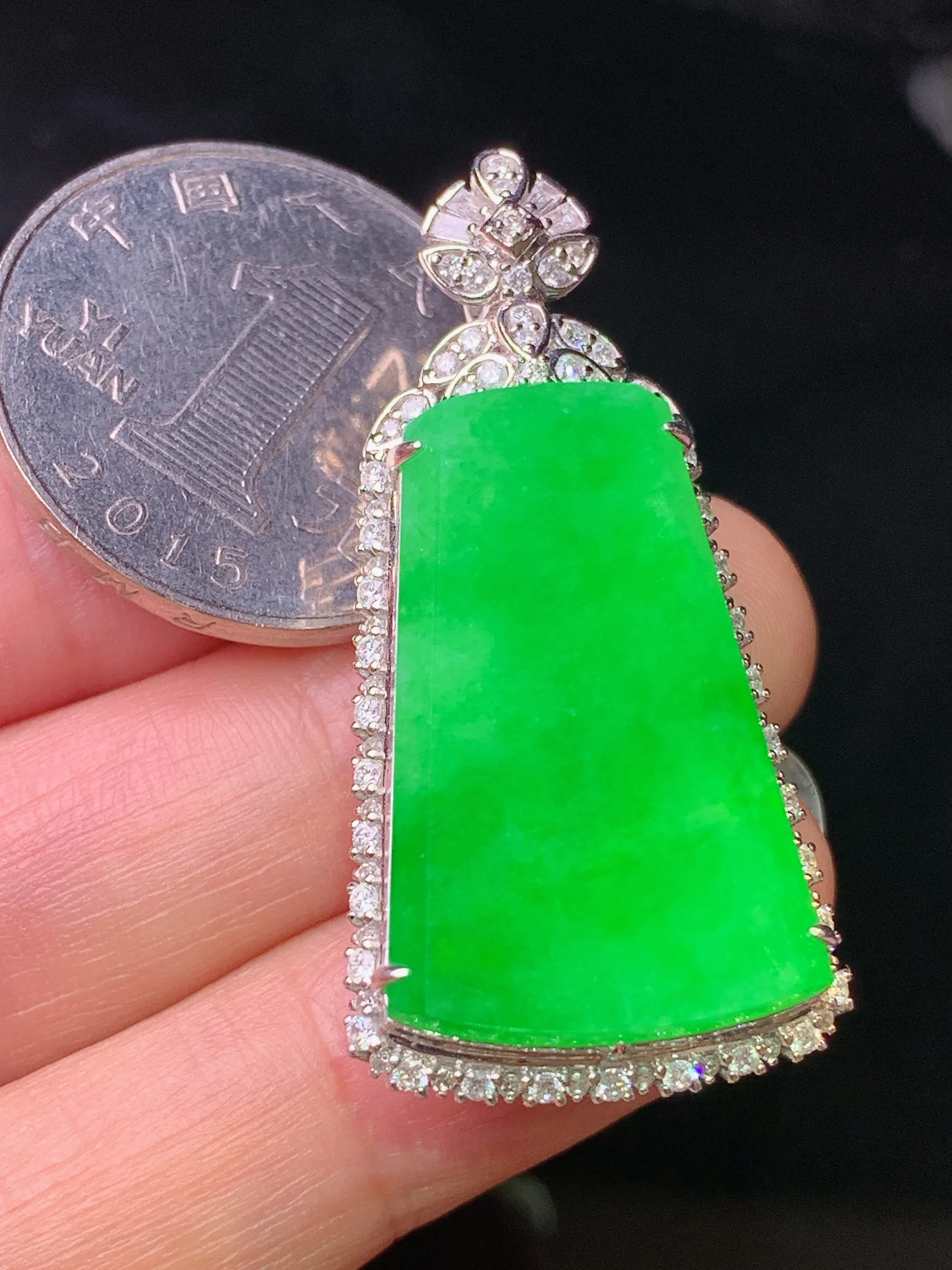 18k金钻镶嵌满绿无事牌吊坠 玉质细腻 色泽清新艳丽 整体尺寸40.6*20*10.3