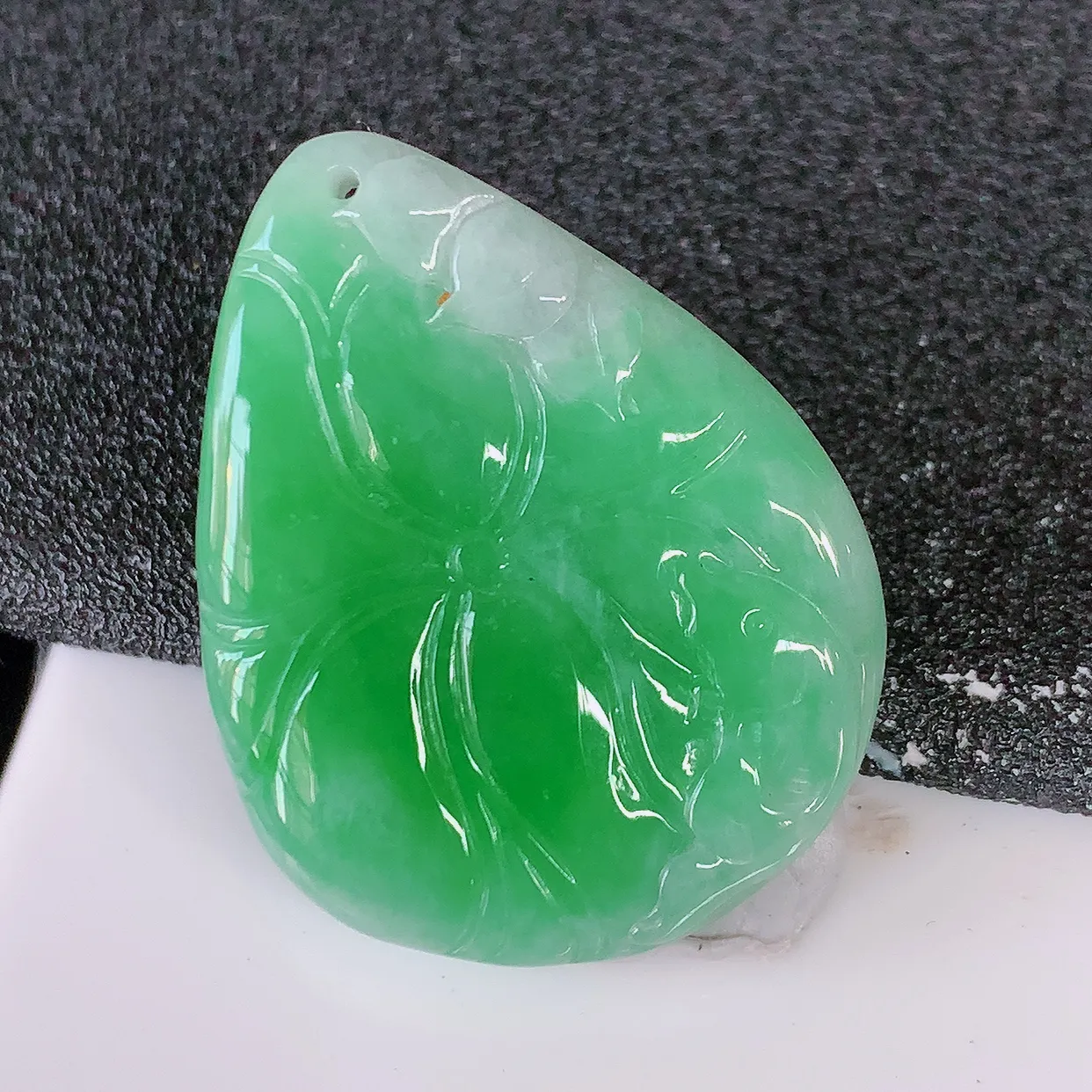 自然光实拍，水润飘绿翡翠荷叶鱼、和和美美玉坠，财源广进，自然隐逸、荷本是素不着尘之物，有和美之寓意。#57.26