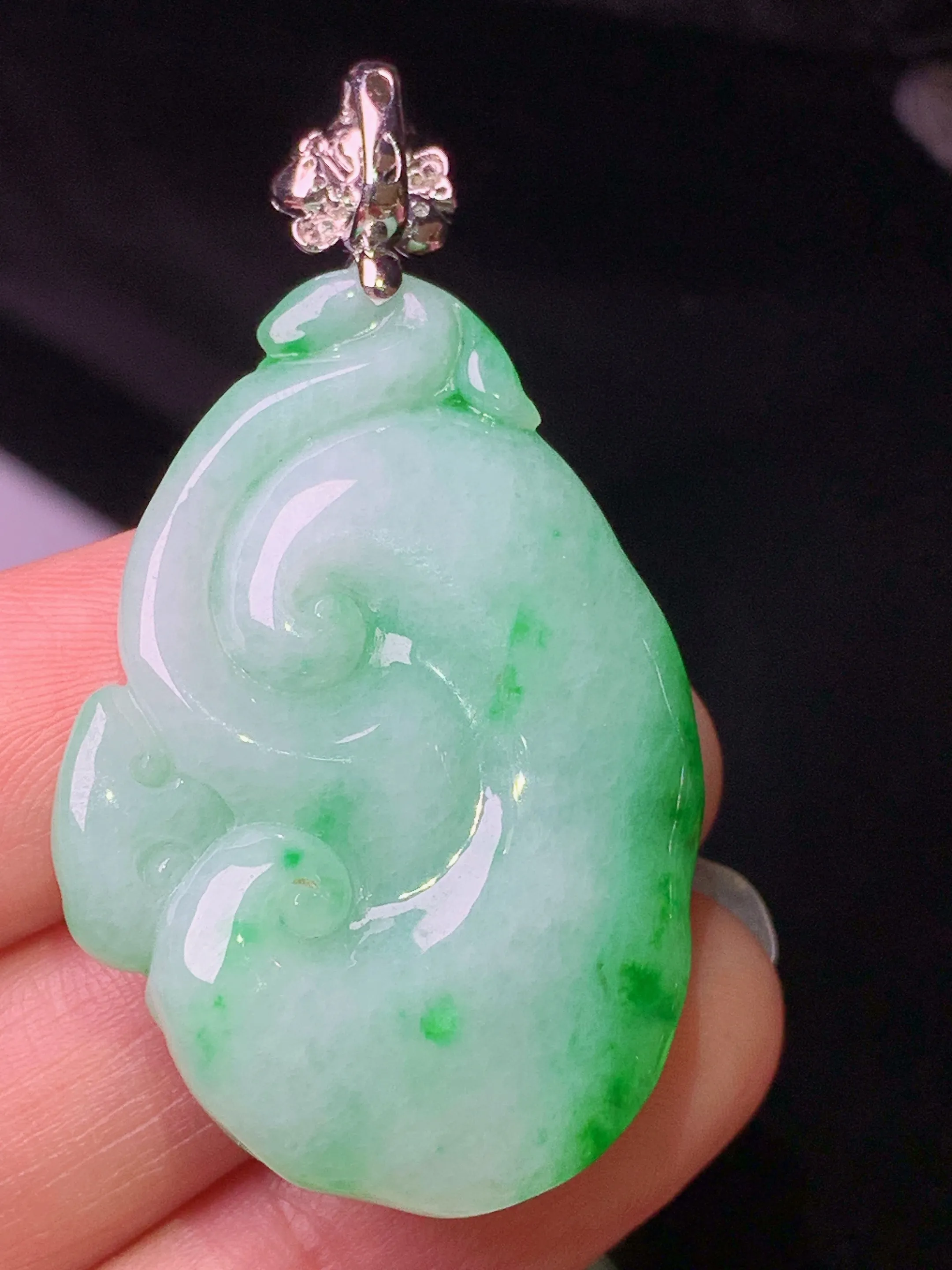 18k金钻镶嵌翠绿如意吊坠 玉质细腻 色泽清新艳丽 整体尺寸49.2*26.3*9.5