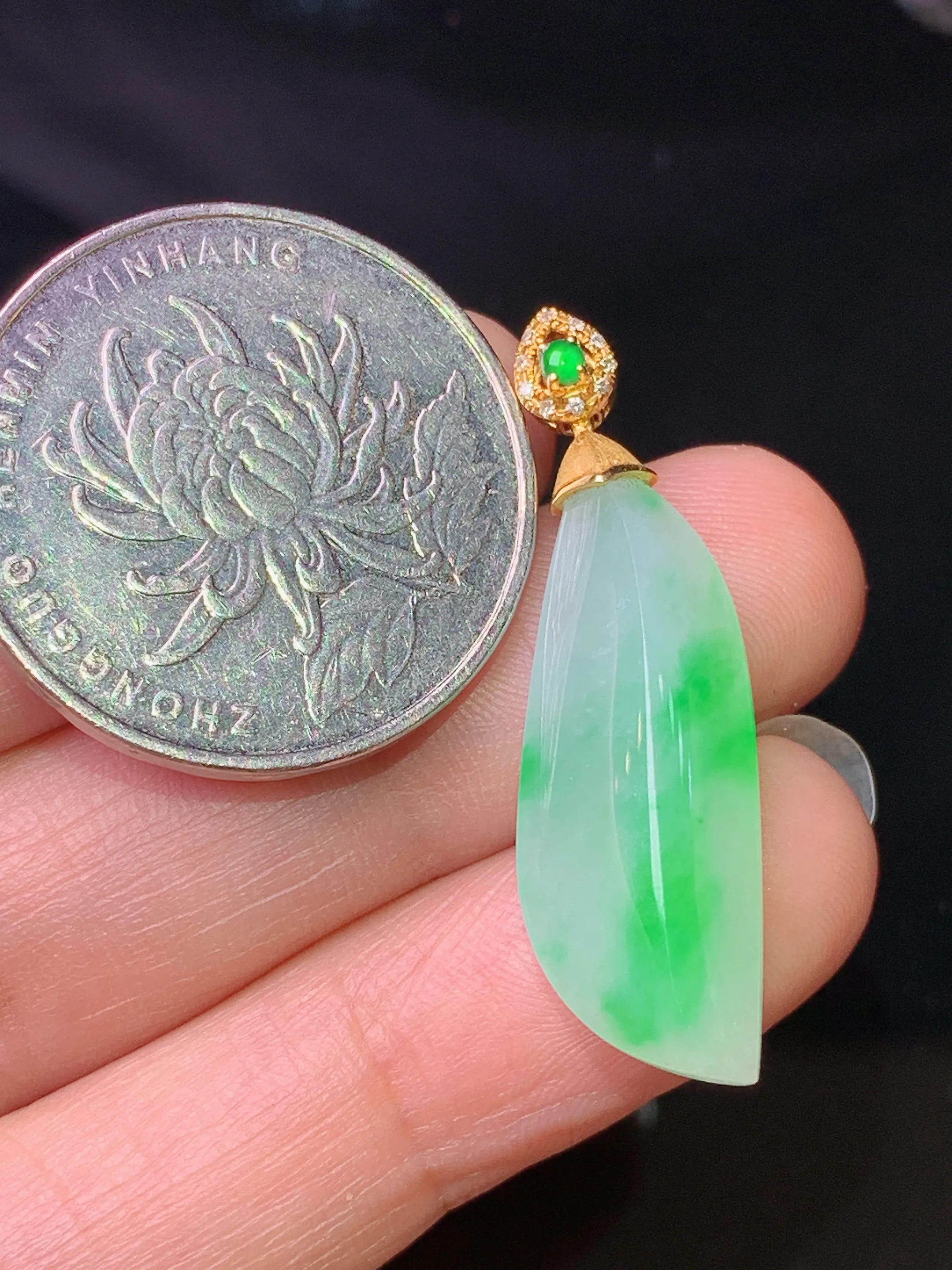 18k金钻镶嵌飘绿随形吊坠 玉质细腻 色泽清新艳丽 整体尺寸34.2*10*6
