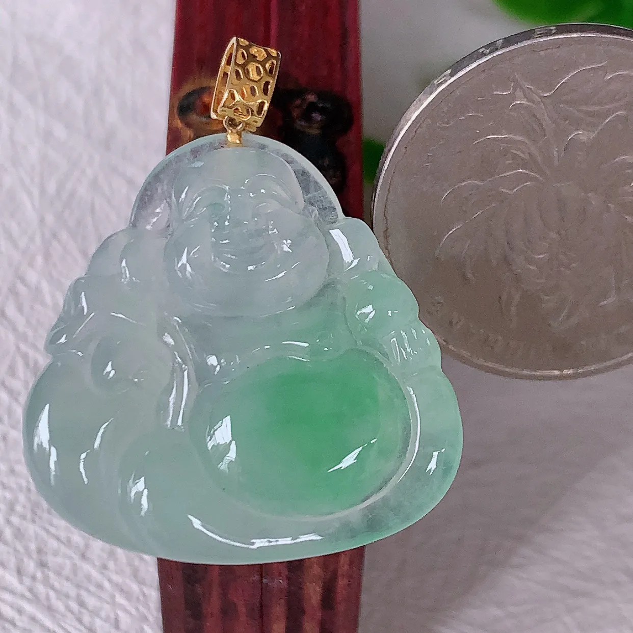 自然光实拍，18K金镶嵌冰种飘绿翡翠逍遥布袋佛吊坠，代代有钱，水足丰盈，盈满欢喜，配戴送礼佳品！#1.24整体32裸石26.5*26.5*4.6