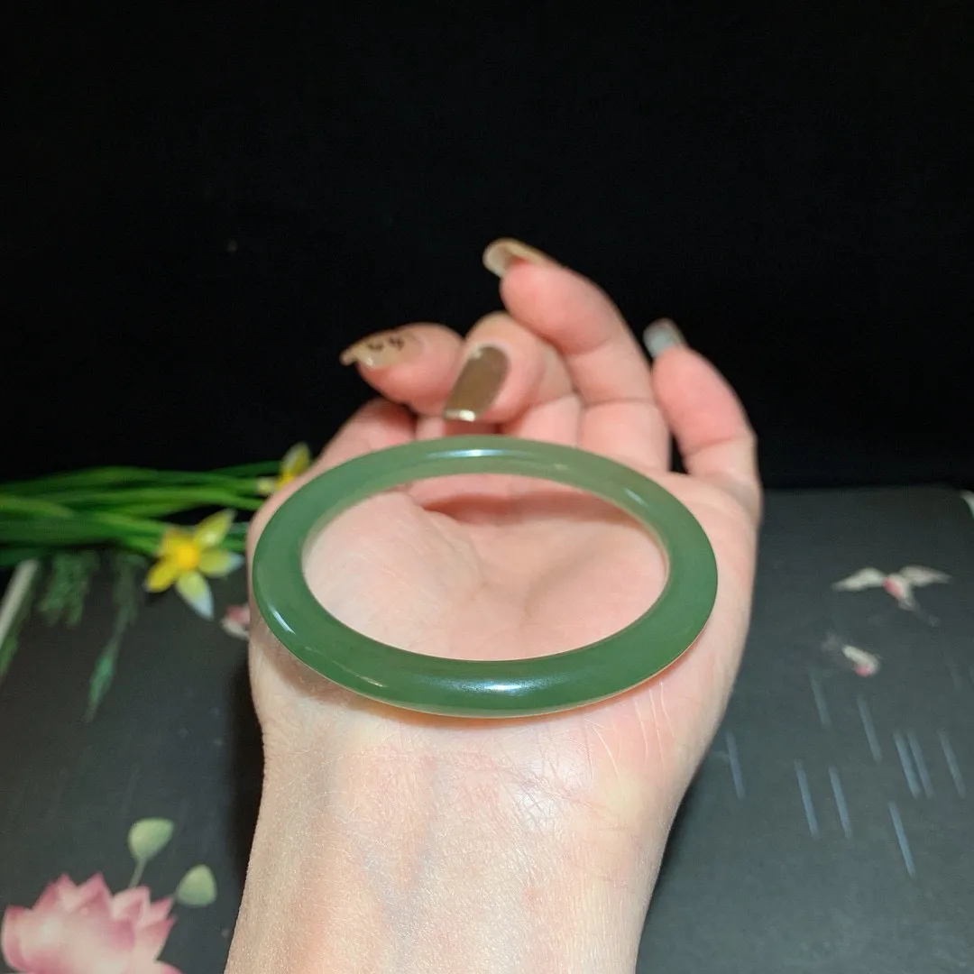 和田玉50.5圈湖水绿圆条手镯！玉质细腻油润 底色纯净  无裂无杂 脂粉好，品质高