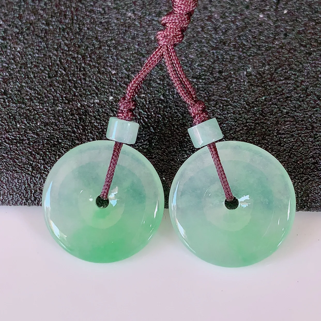 自然光实拍，冰种飘绿翡翠一对平安扣耳坠，翠色灵动，玉质细腻，颜色漂亮，品相佳，佩戴佳品！配银线 #41.36尺寸15.*2.8