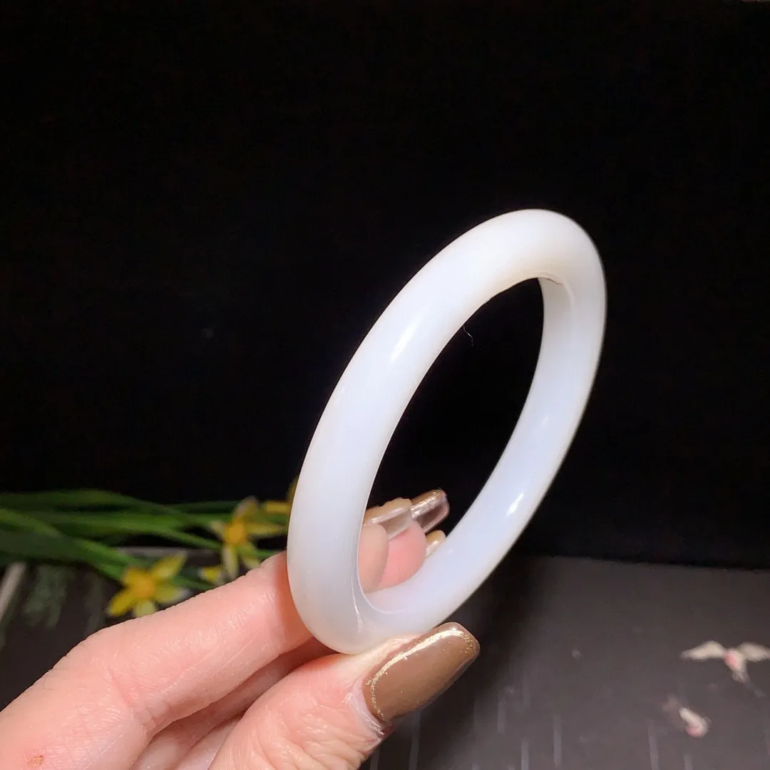 和田玉55圈口羊脂白手镯！玉质细腻油润 底色纯净 无裂无杂 脂粉好，品质高