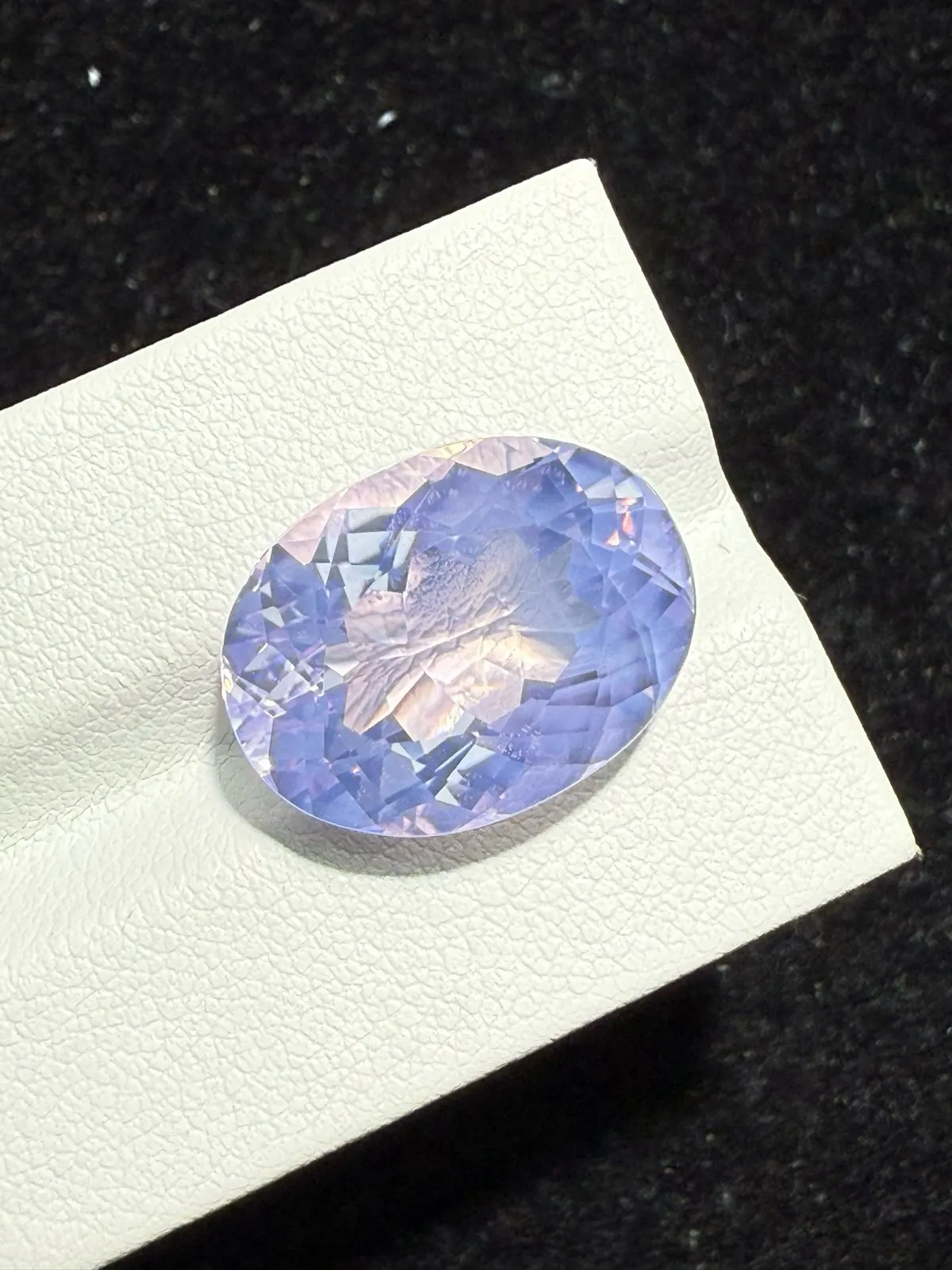 【高端珠宝】天然极美浪漫薰衣草紫晶裸石
重量: 13.195ct  规格: 17.7*13.5*9.6毫米
精湛切工，满身火彩
台面大，实物更美，可以代镶嵌设计。