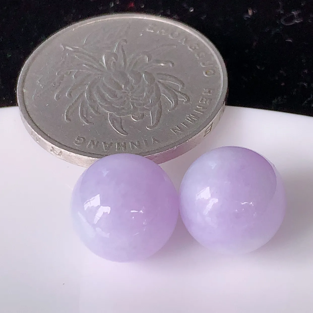 自然光实拍，紫罗兰翡翠一对圆珠、转运珠吊坠，寓意“时来运转，财源滚滚” 寓意佳，荧光灼灼，转运珠佩戴时尚优雅！#05.24