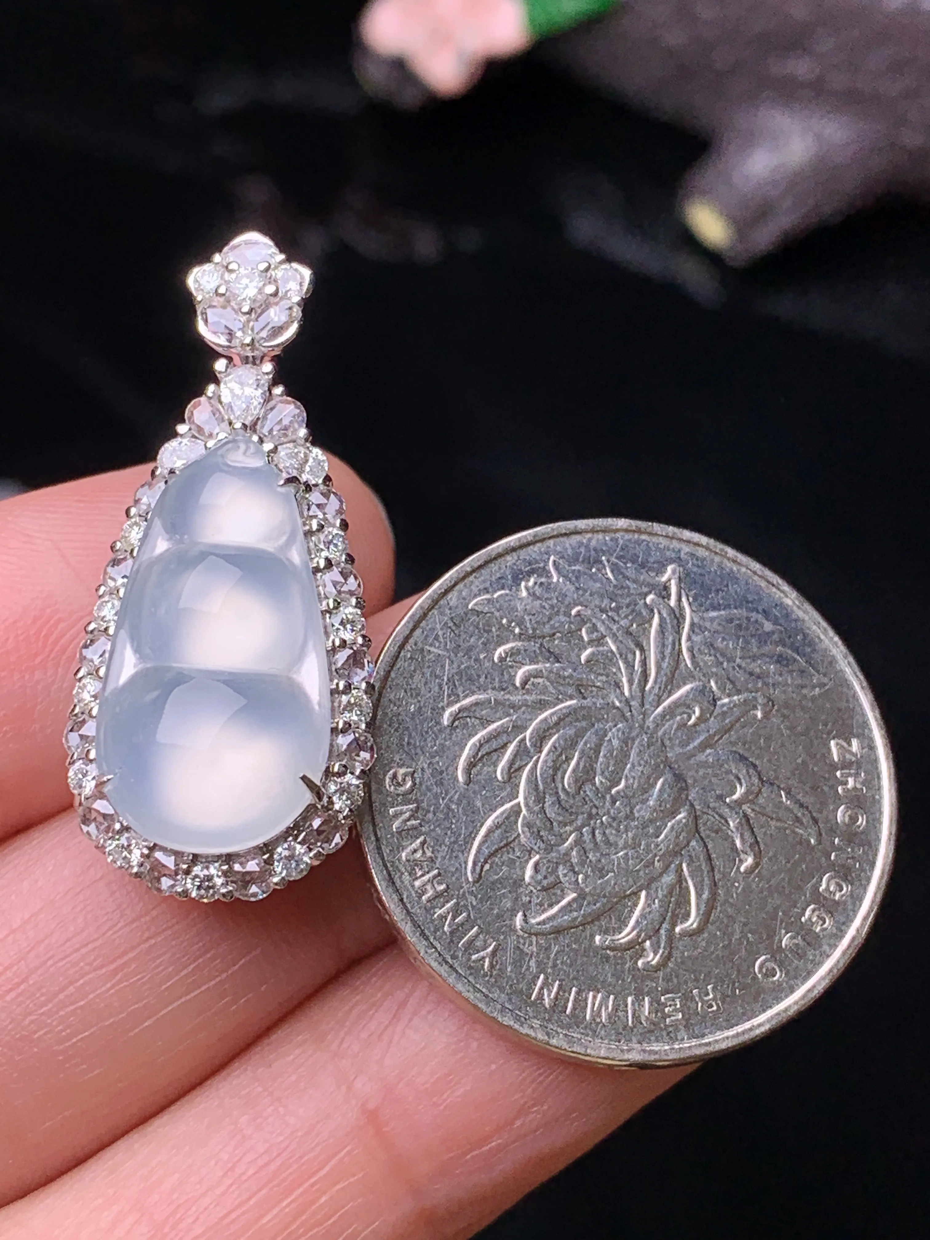 18k金钻镶嵌冰种四季豆吊坠 玉质细腻 色泽清新艳丽 整体尺寸29.6*13.2*9.5