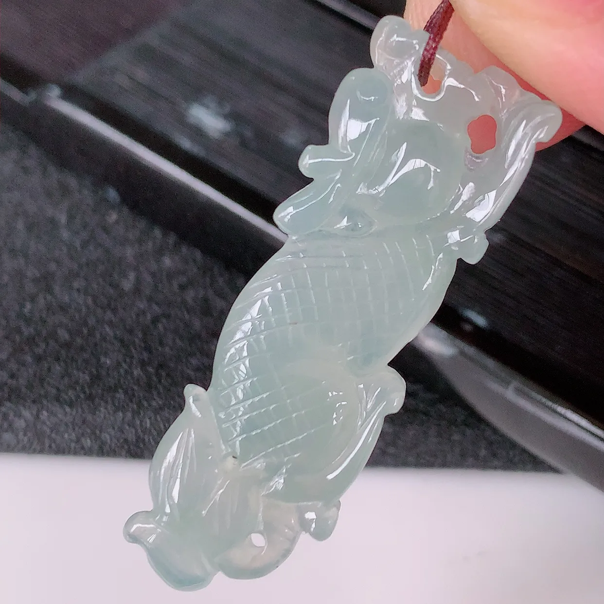 自然光实拍，冰种翡翠龙腾盛世、龙牌吊坠，种水好，雕工立体精致，佩戴霸气时尚！#57.24