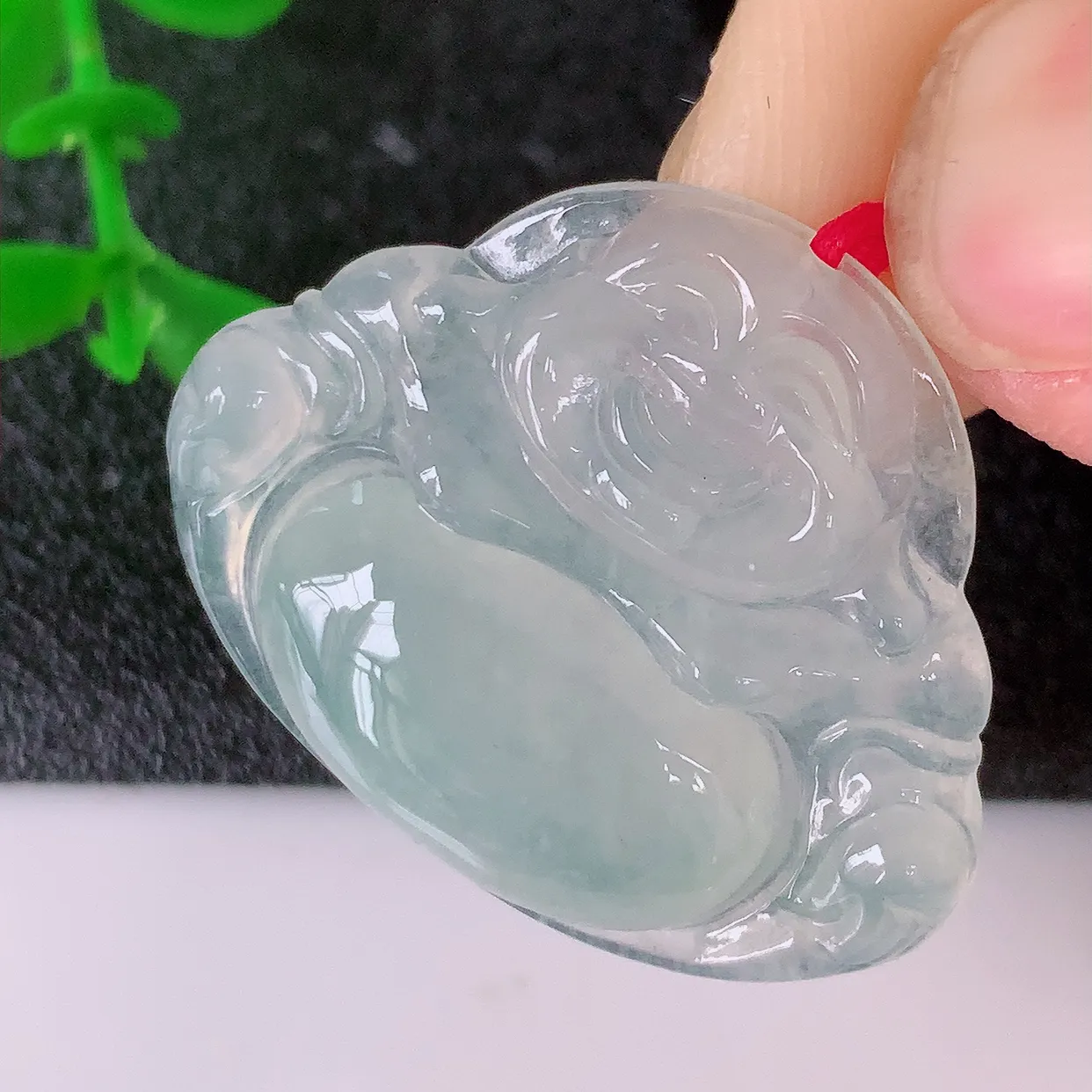自然光实拍，冰种翡翠佛公吊坠，水灵起胶，翠色迷人，佛公在心中，一生平安，饱满圆润，开怀大笑佛公，配戴灵气十足！#46.24
