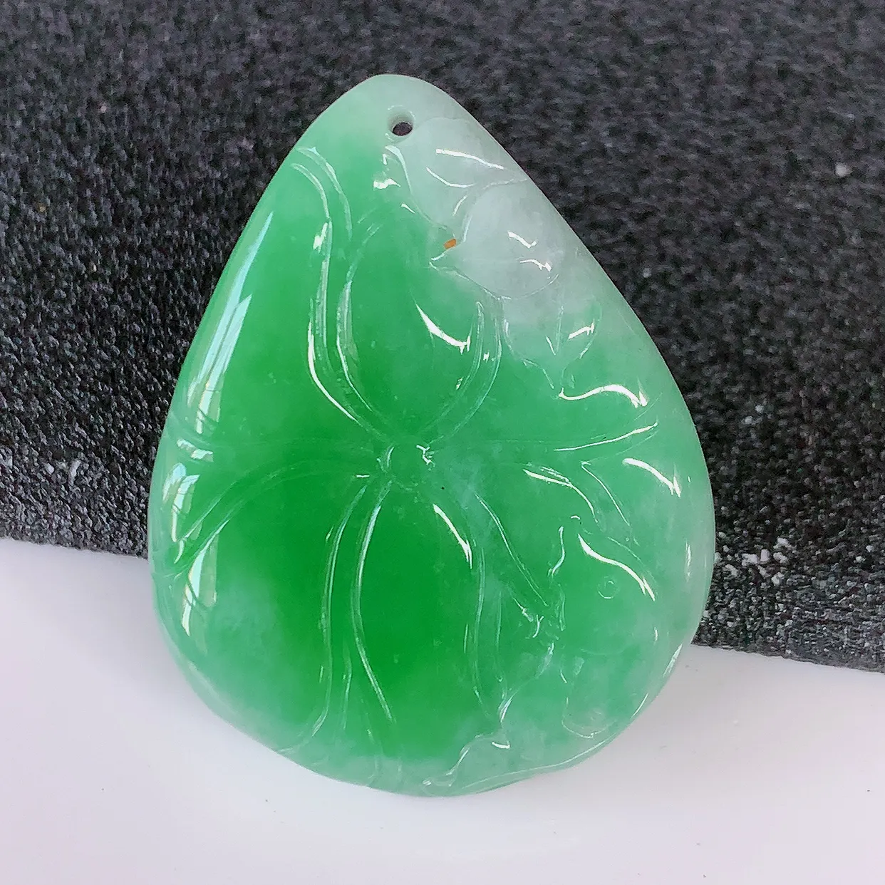 自然光实拍，水润飘绿翡翠荷叶鱼、和和美美玉坠，财源广进，自然隐逸、荷本是素不着尘之物，有和美之寓意。#57.26