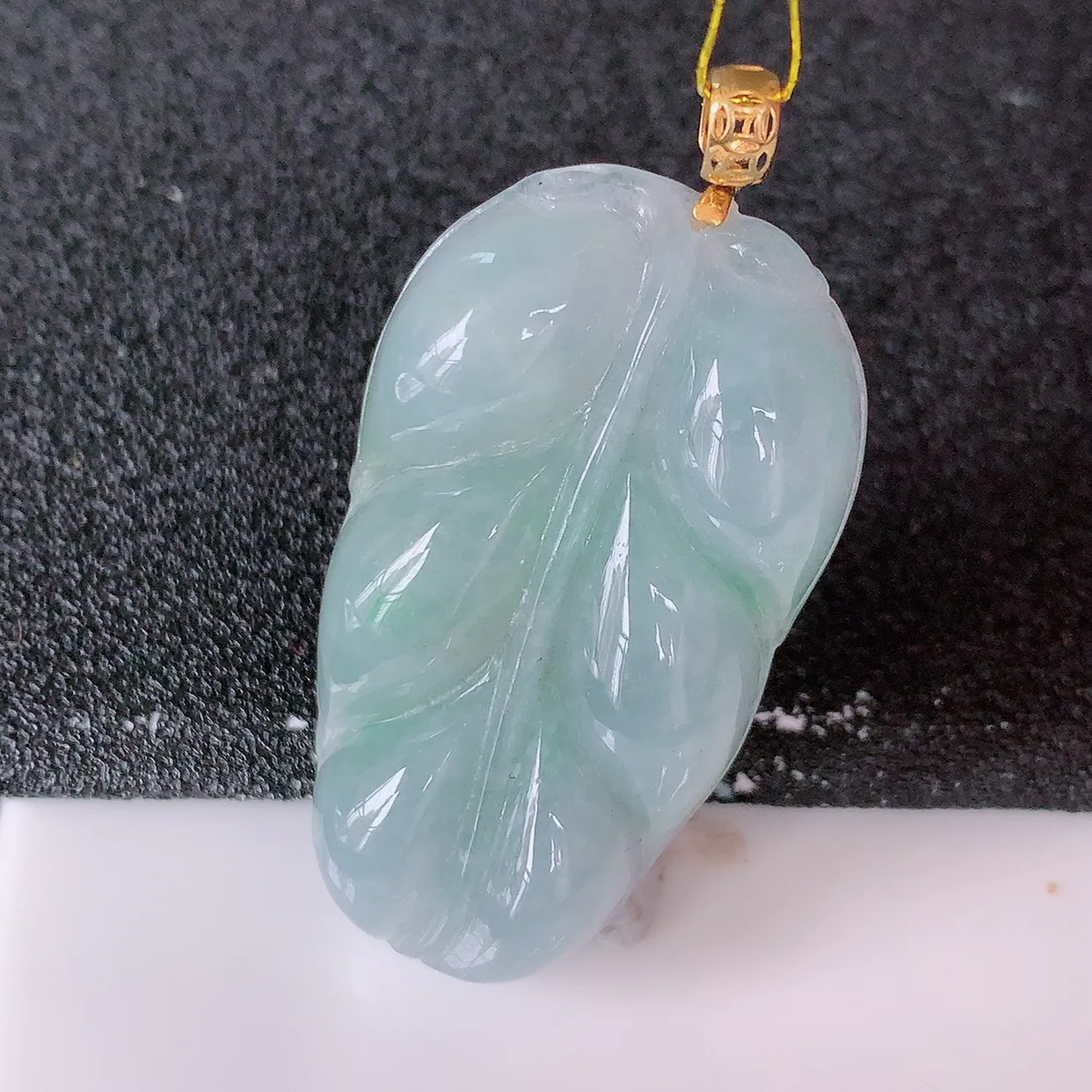 18K金镶嵌冰春带彩翡翠叶子吊坠 ，种水足，色泽清新，工艺精湛，叶子寓意美好；金枝玉叶，事业有成。#35.24