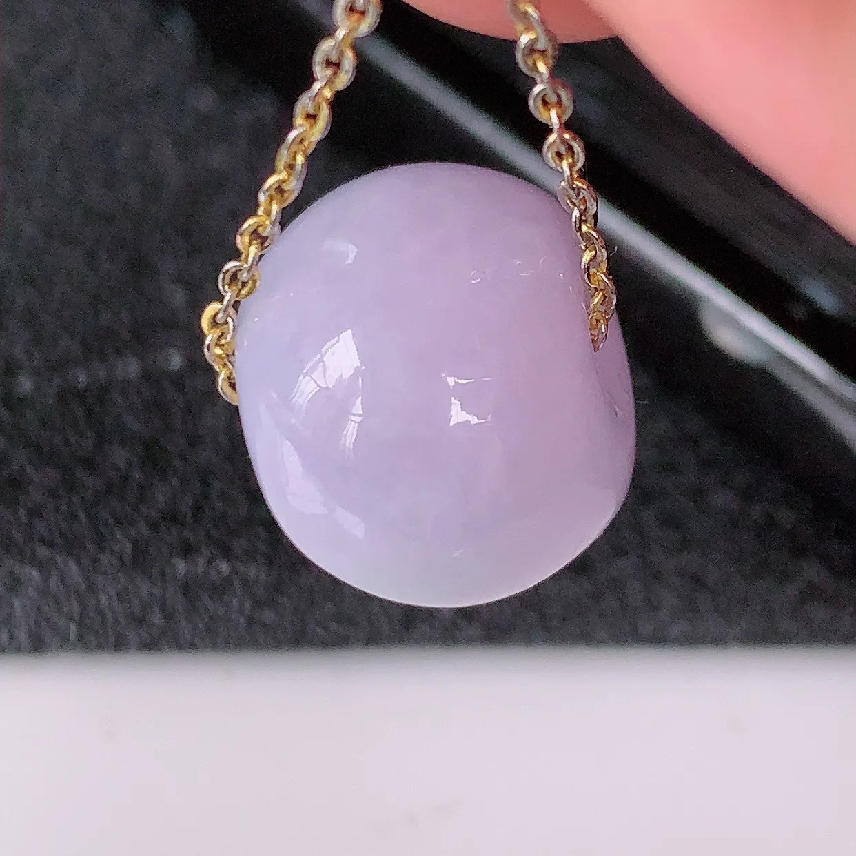 自然光实拍，冰润紫罗兰翡翠路路通吊坠，寓意时来运转、财源滚滚，款式新颖时尚，日常百搭的款！配图银链#57.24