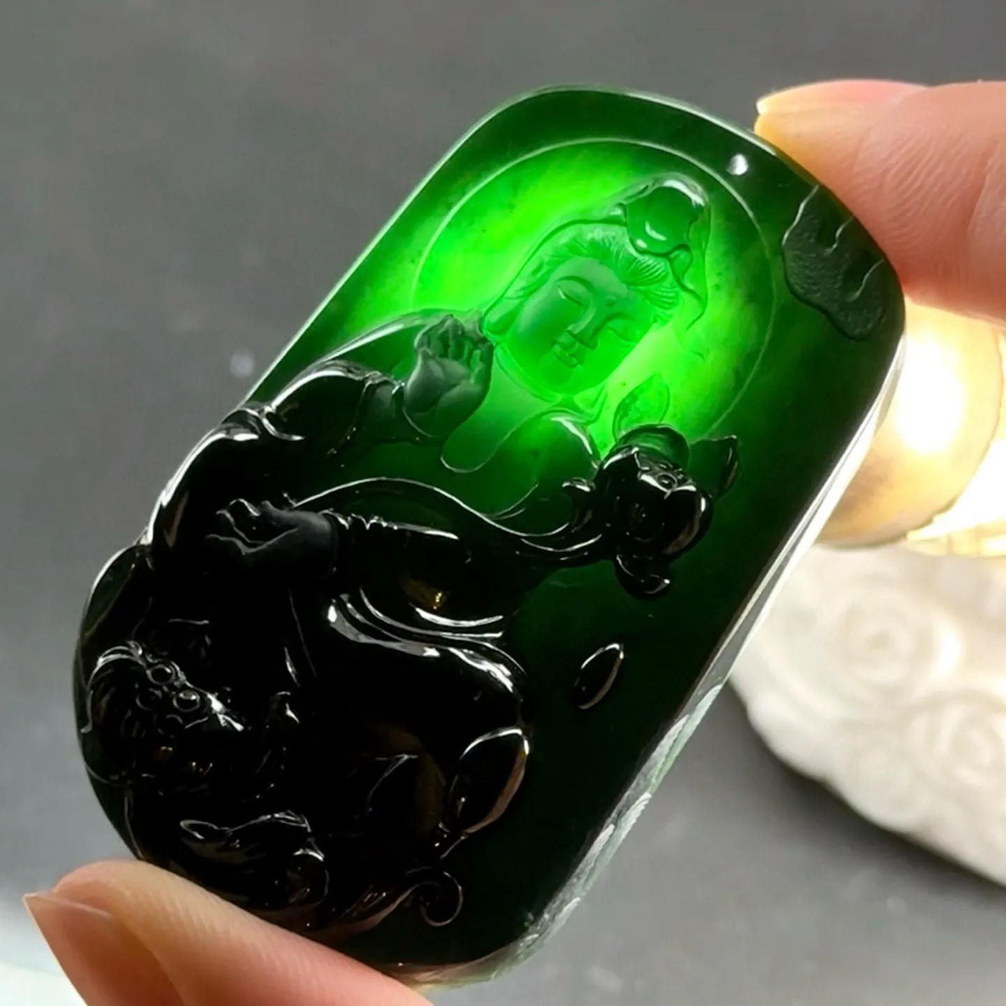 精品墨翠自在观音 种好色正 黑度极好 打灯通透 油性十足  尺寸54.6