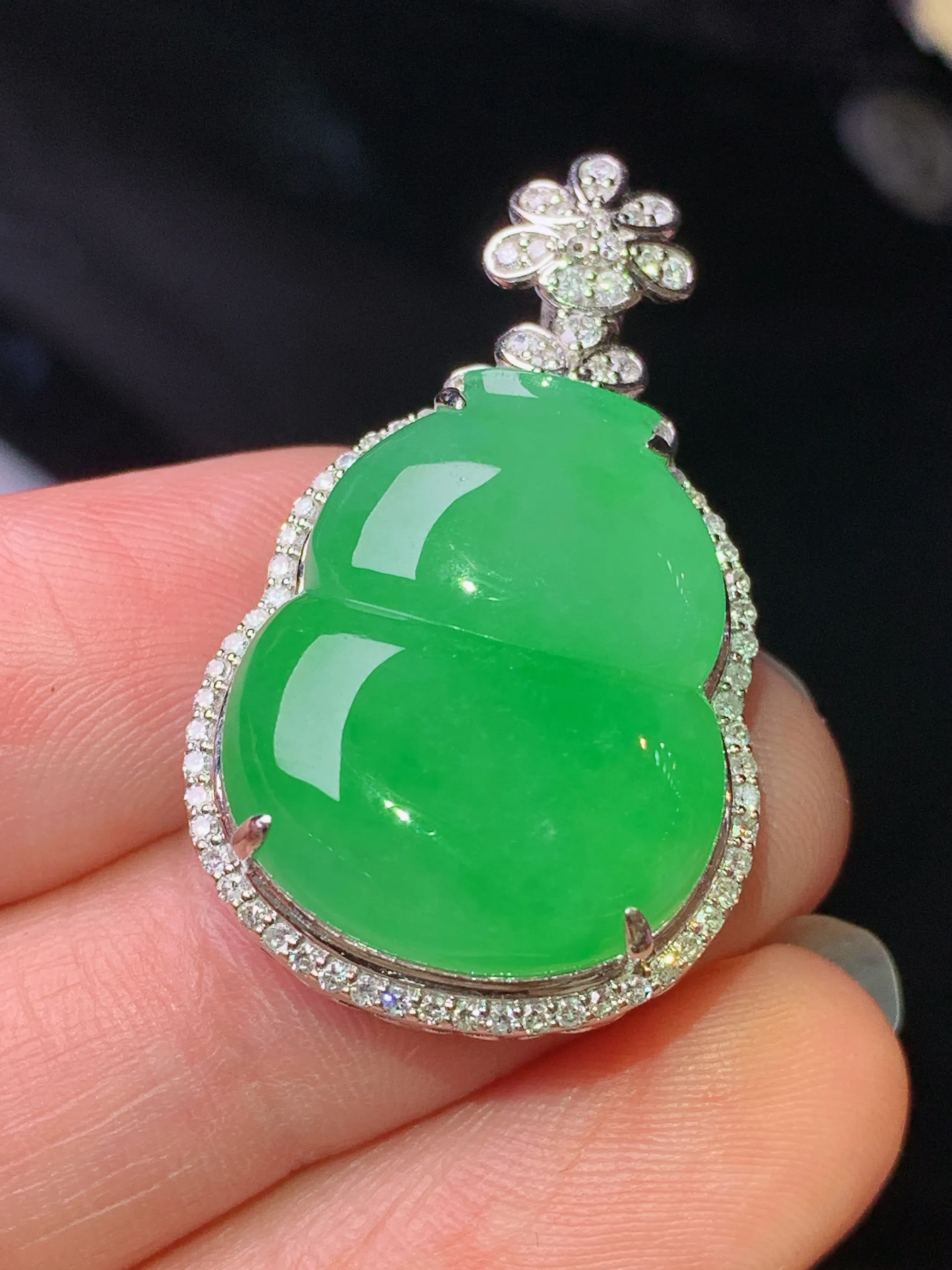 18k金钻镶嵌满绿葫芦吊坠 玉质细腻 色泽清新艳丽 整体尺寸32.5*19.7*9.2