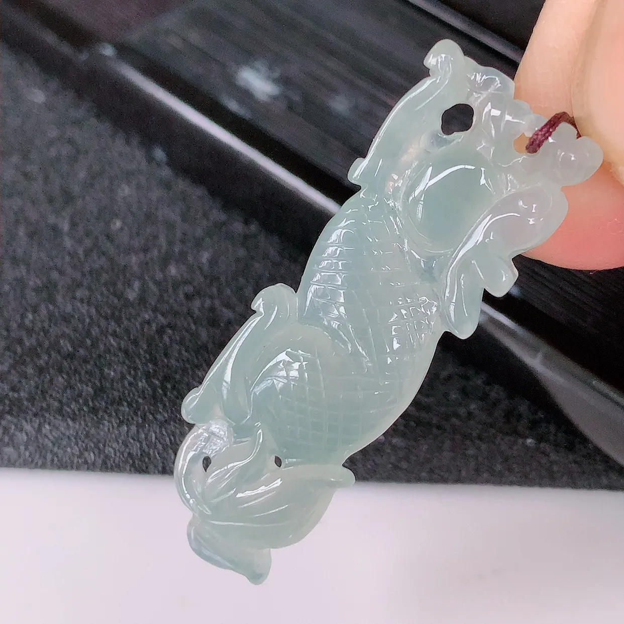 自然光实拍，冰种翡翠龙腾盛世、龙牌吊坠，种水好，雕工立体精致，佩戴霸气时尚！#57.24