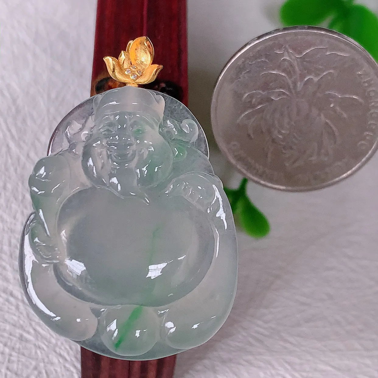 自然光实拍，18K金镶嵌冰种飘绿翡翠招财财神爷吊坠，财神到你家里来，年年月月发大财，形态极为讨喜， 佩戴效果招财迷人#1.24整体39裸石33*26.5*5.6