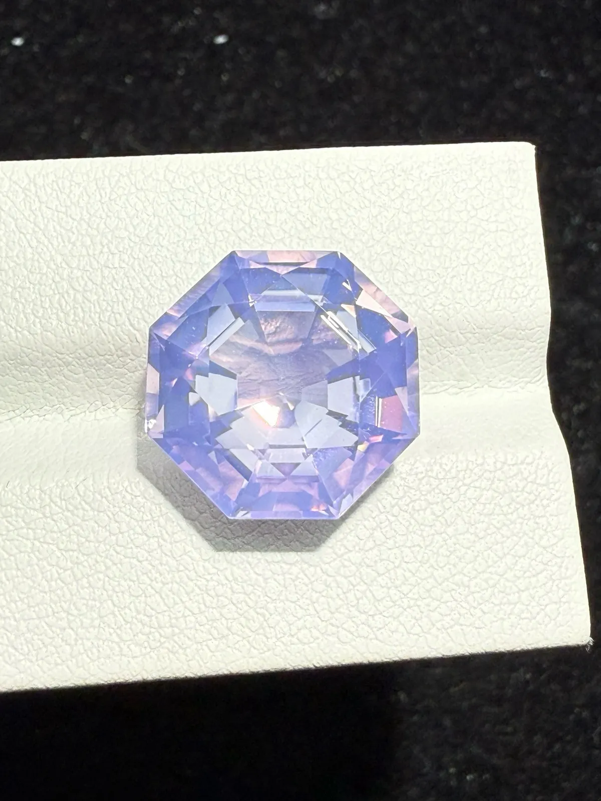 【高端珠宝】天然极美浪漫薰衣草紫晶裸石
重量: 12ct  规格: 14.6*14.7*10毫米
精湛切工，满身火彩
台面大，实物更美，可以代镶嵌设计。