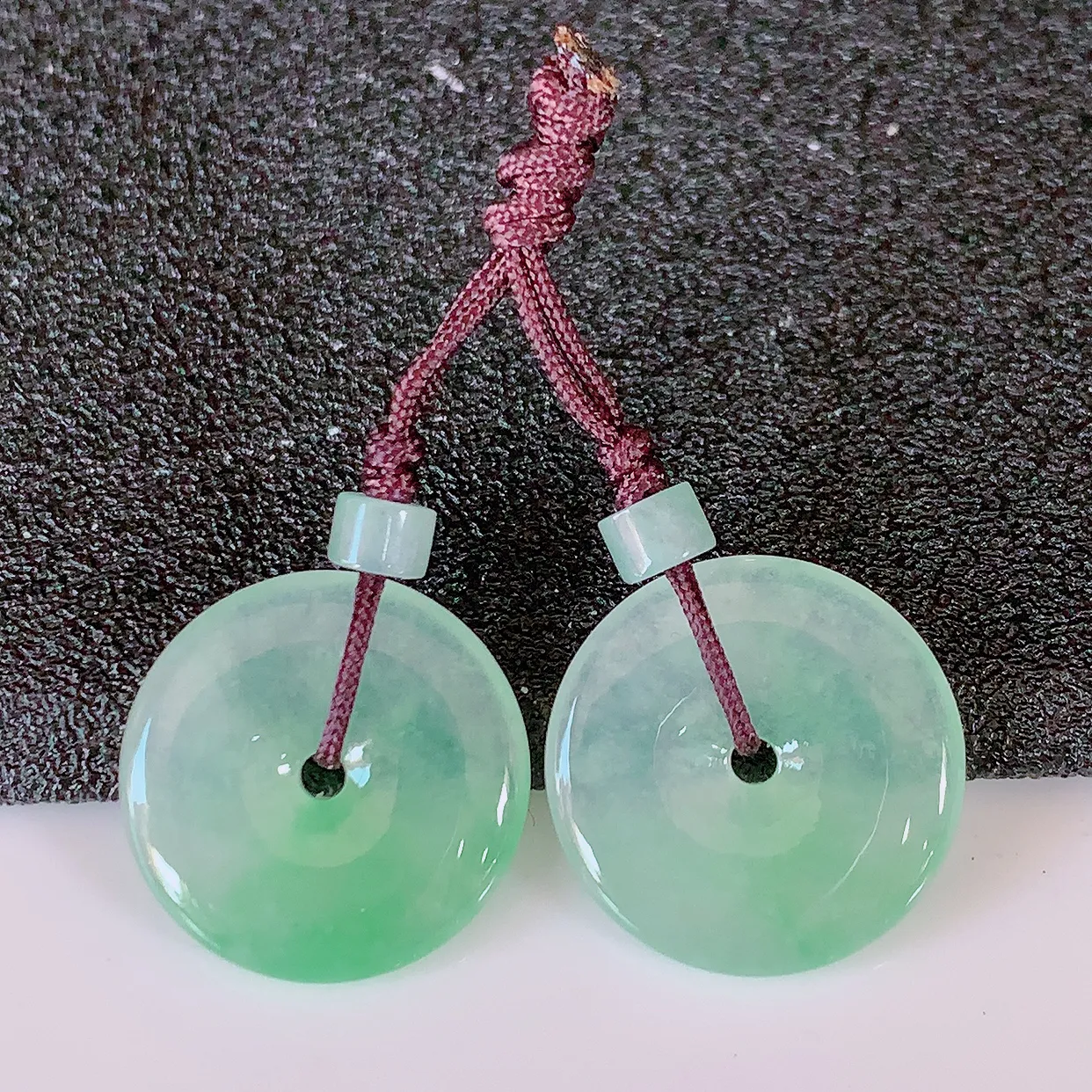 自然光实拍，冰种飘绿翡翠一对平安扣耳坠，翠色灵动，玉质细腻，颜色漂亮，品相佳，佩戴佳品！配银线 #41.36尺寸15.*2.8