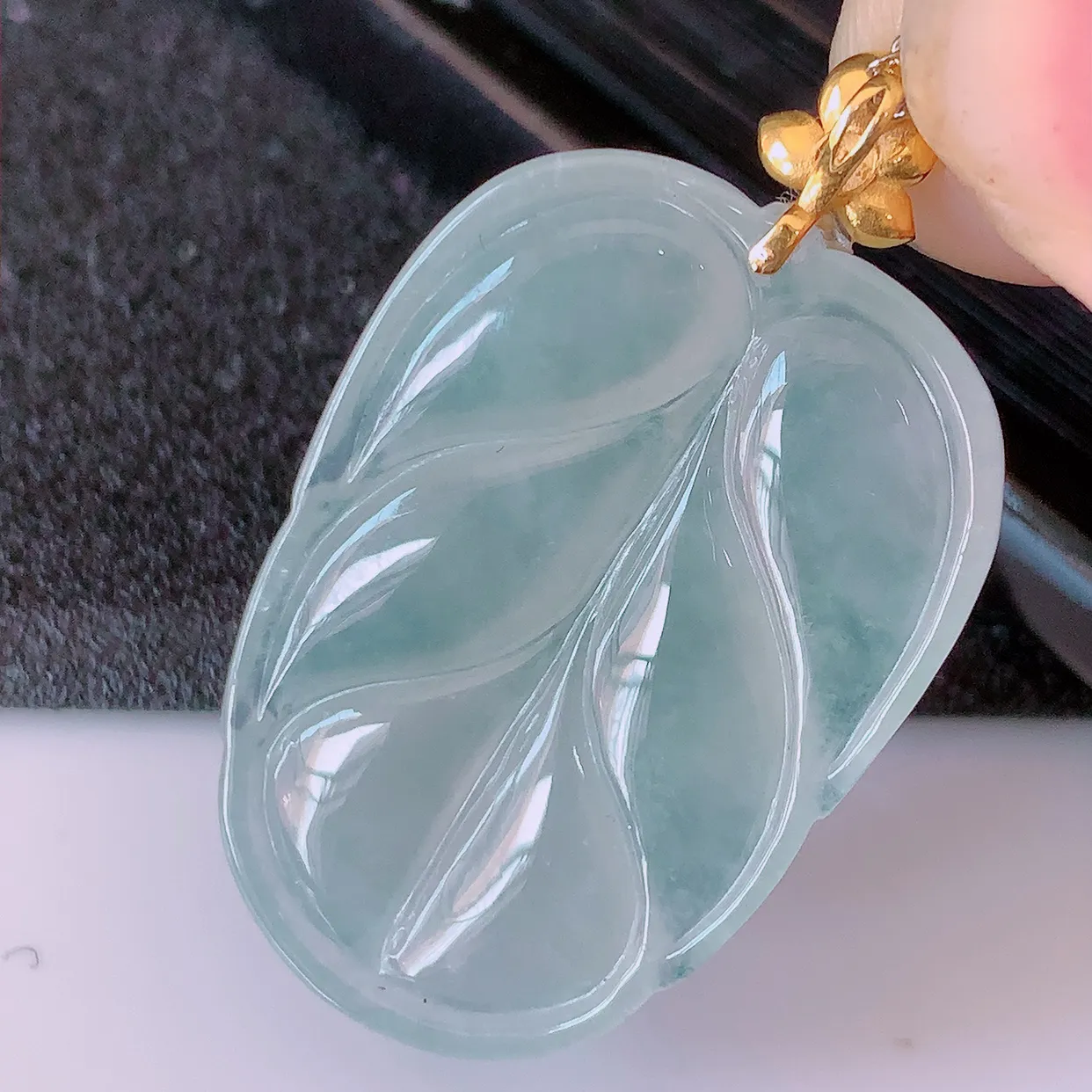 自然光实拍，18K金镶嵌冰种翡翠叶子吊坠，寓意“大业有成，一夜成名，金枝玉叶”水润叶子，翡翠叶子，清秀高雅，性价比超值！#02.26整体39.5裸石33.5*23*5