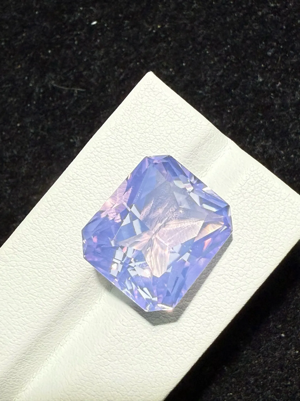 【高端珠宝】天然极美浪漫薰衣草紫晶裸石
重量: 17.475ct  规格: 17.5*15.2*10.4毫米
精湛切工，满身火彩
台面大，实物更美，可以代镶嵌设计。
