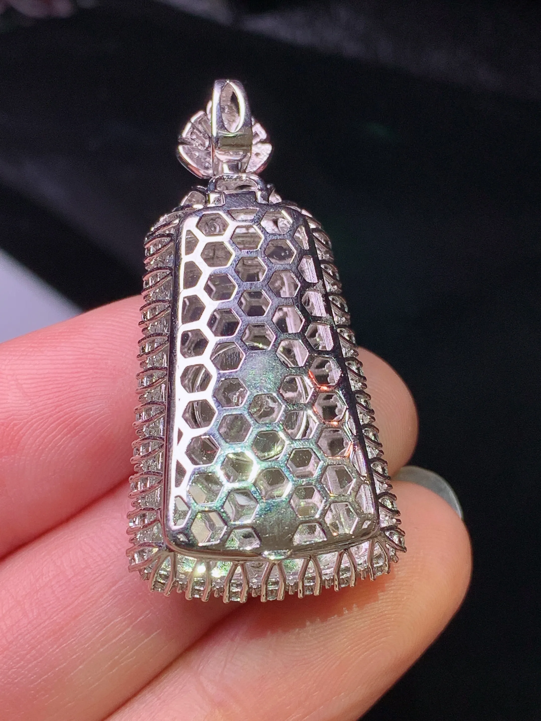 18k金钻镶嵌满绿无事牌吊坠 玉质细腻 色泽清新艳丽 整体尺寸40.6*20*10.3