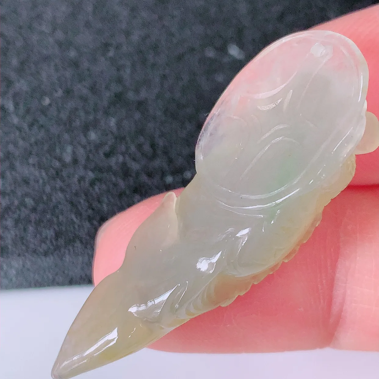 自然光实拍，冰种黄翡翡翠年年有余，自由自在玉吊坠，寓意财源广进，雕工婉约，栩栩如生，佩戴优雅迷人！#81.24