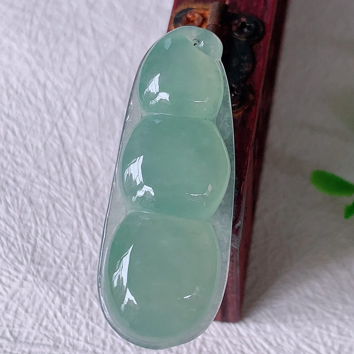 自然光实拍，冰种满绿翡翠福豆吊坠，寓意“四季平安，福气满满”胶感十足，饱满，佩戴效果优雅迷人！#01.24