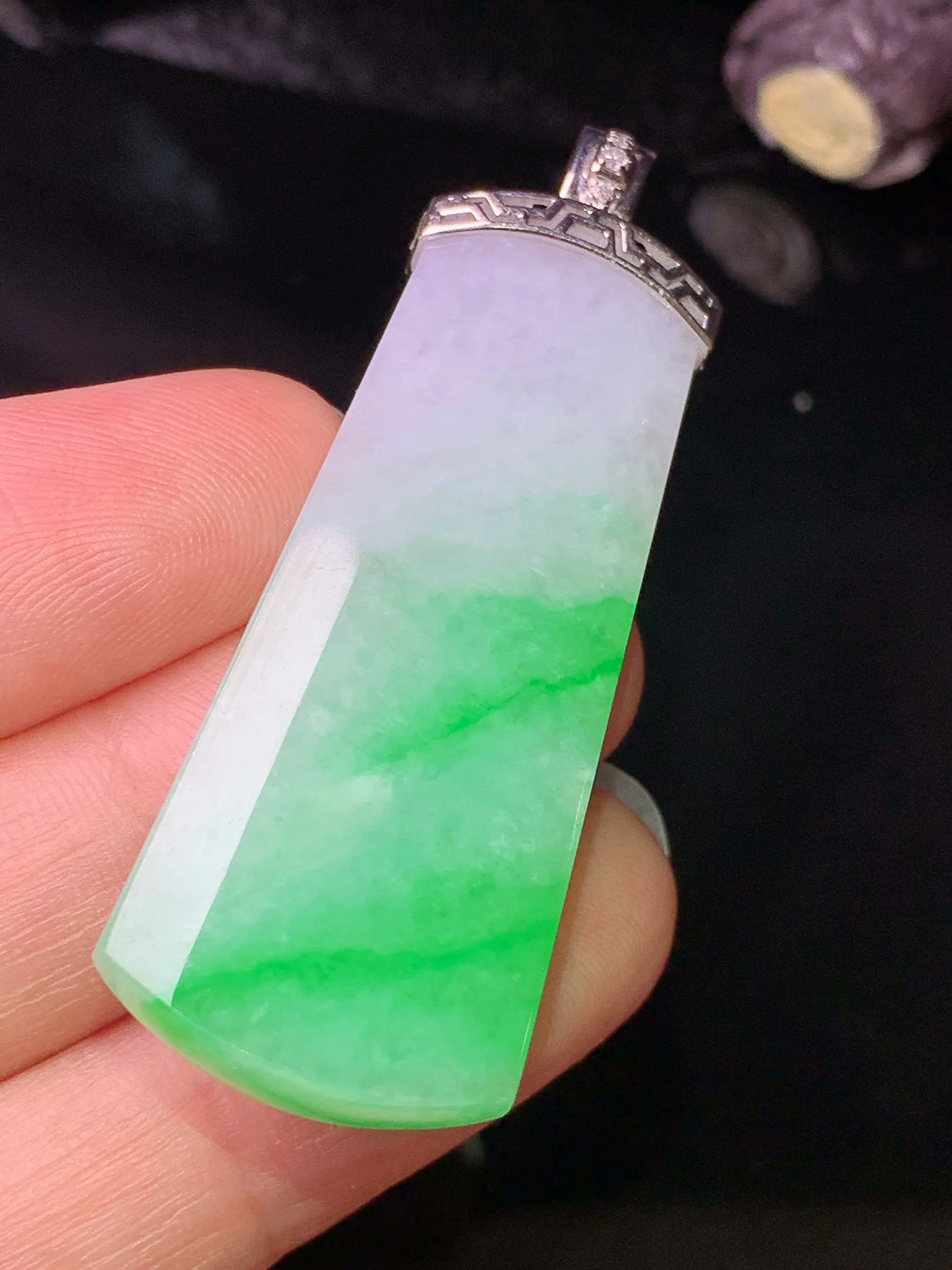 18k金镶嵌飘绿无事牌吊坠 玉质细腻 色泽清新艳丽 整体尺寸49.8*17.8*5