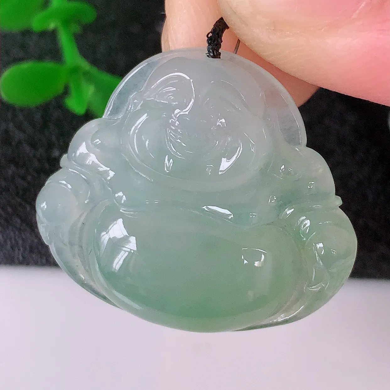 自然光实拍，冰种淡绿翡翠佛公吊坠，水灵起胶，翠色迷人，佛公在心中，一生平安，饱满圆润，开怀大笑佛公，配戴灵气十足！#46.24