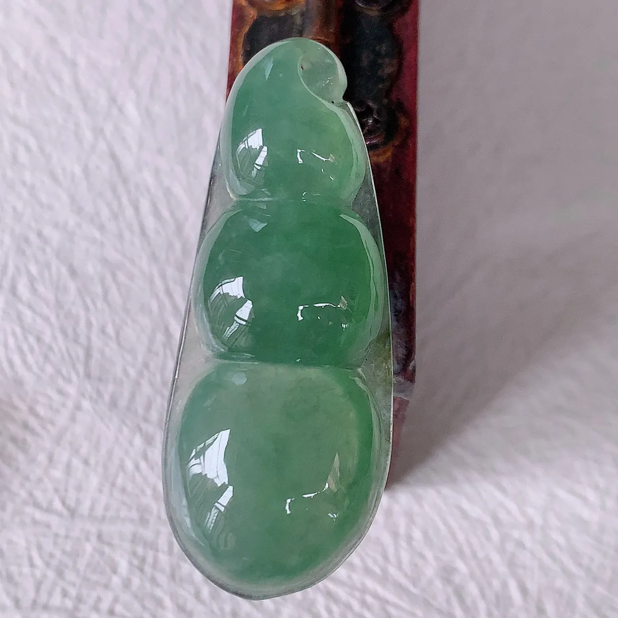 自然光实拍，冰种满绿翡翠四季豆吊坠，平安豆福豆玉坠，冰润通透，豆粒饱满，寓意：豆蔻年华！#57.24