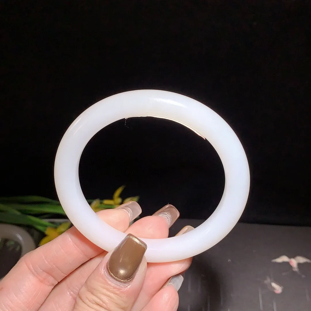 和田玉55圈口羊脂白手镯！玉质细腻油润 底色纯净 无裂无杂 脂粉好，品质高