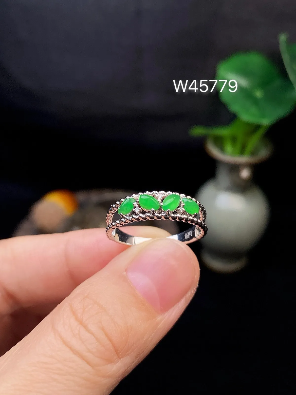 【冰种满绿随形戒指】质地细腻，饱满度很好，晶莹剔透，18k金钻镶嵌，裸石尺寸4.1*2.5*2.5毫