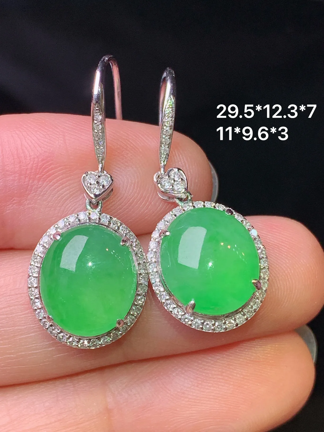 18k金钻镶嵌满绿蛋面耳坠 玉质细腻 色泽清新艳丽 整体尺寸29.5*12.3*7