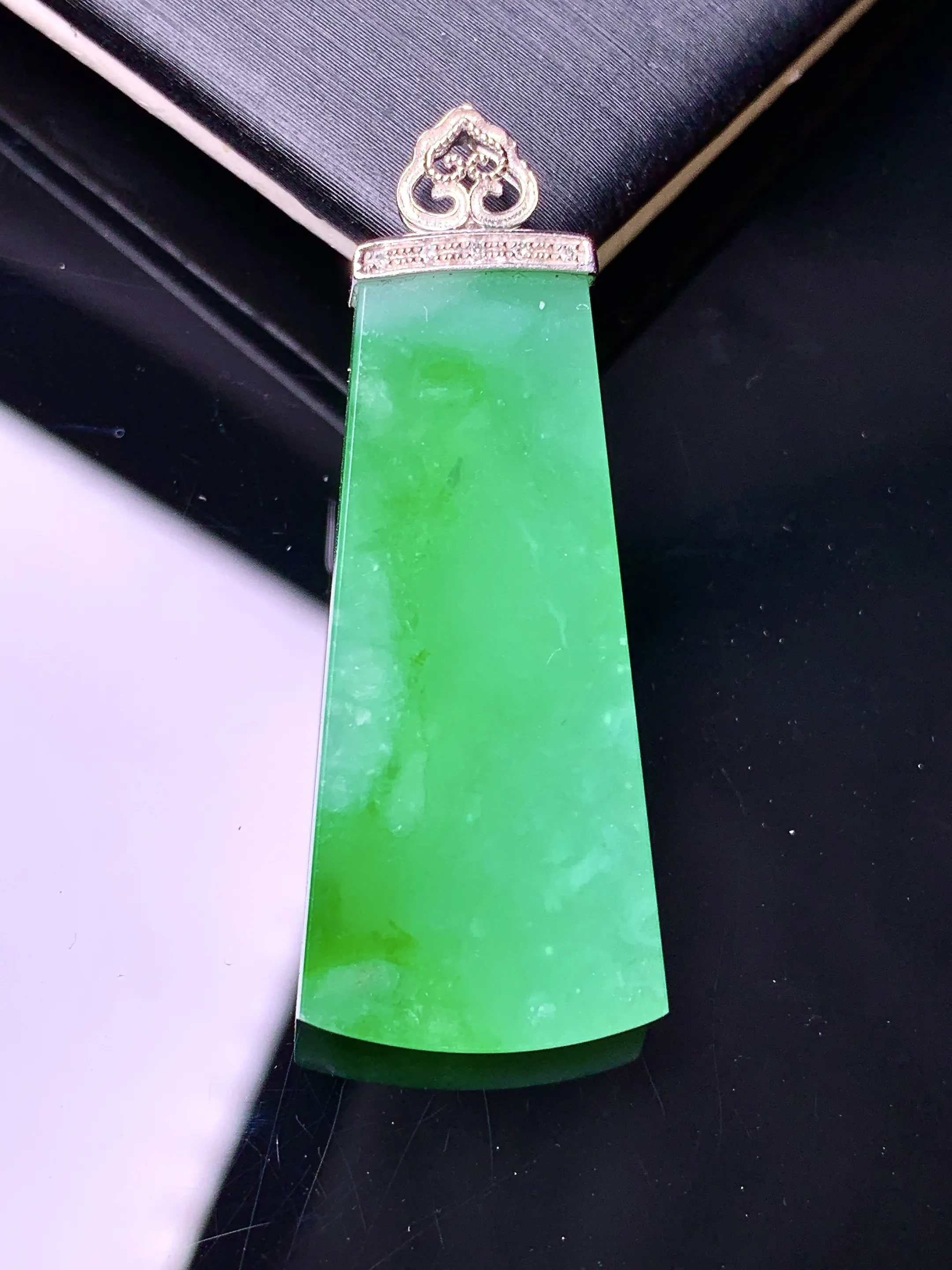 18k金镶嵌翠绿无事牌吊坠 玉质细腻 色泽清新艳丽 整体尺寸39*15*3.8