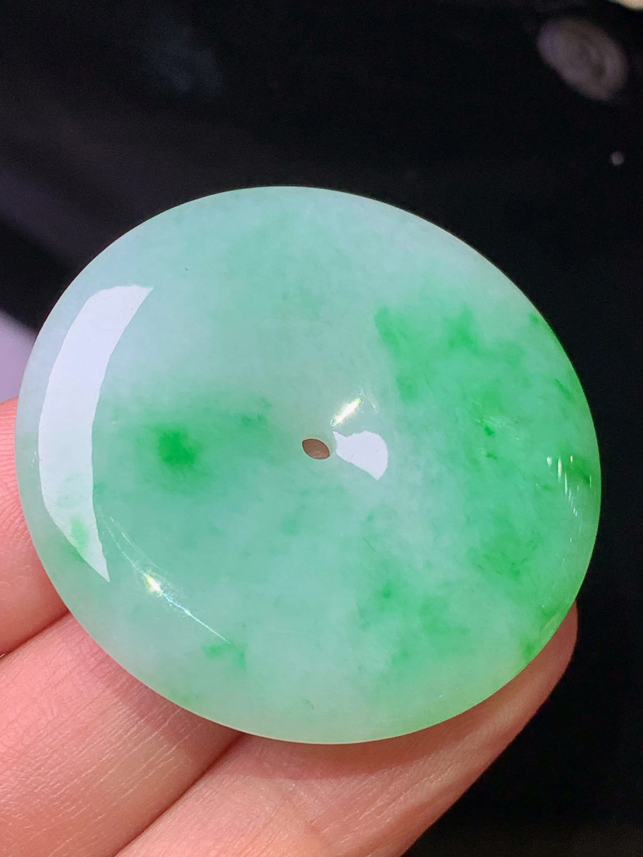 翠绿平安扣吊坠 玉质细腻 色泽清新艳丽 整体尺寸38*6