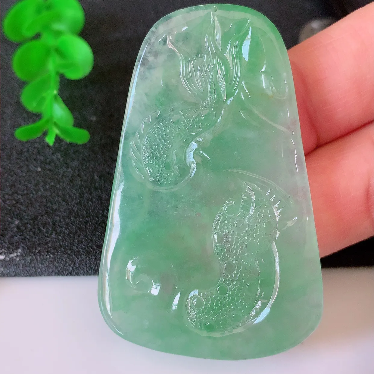 自然光实拍，冰种满绿翡翠龙腾盛世、龙牌吊坠，种水好，雕工立体精致，佩戴霸气时尚！#60.26