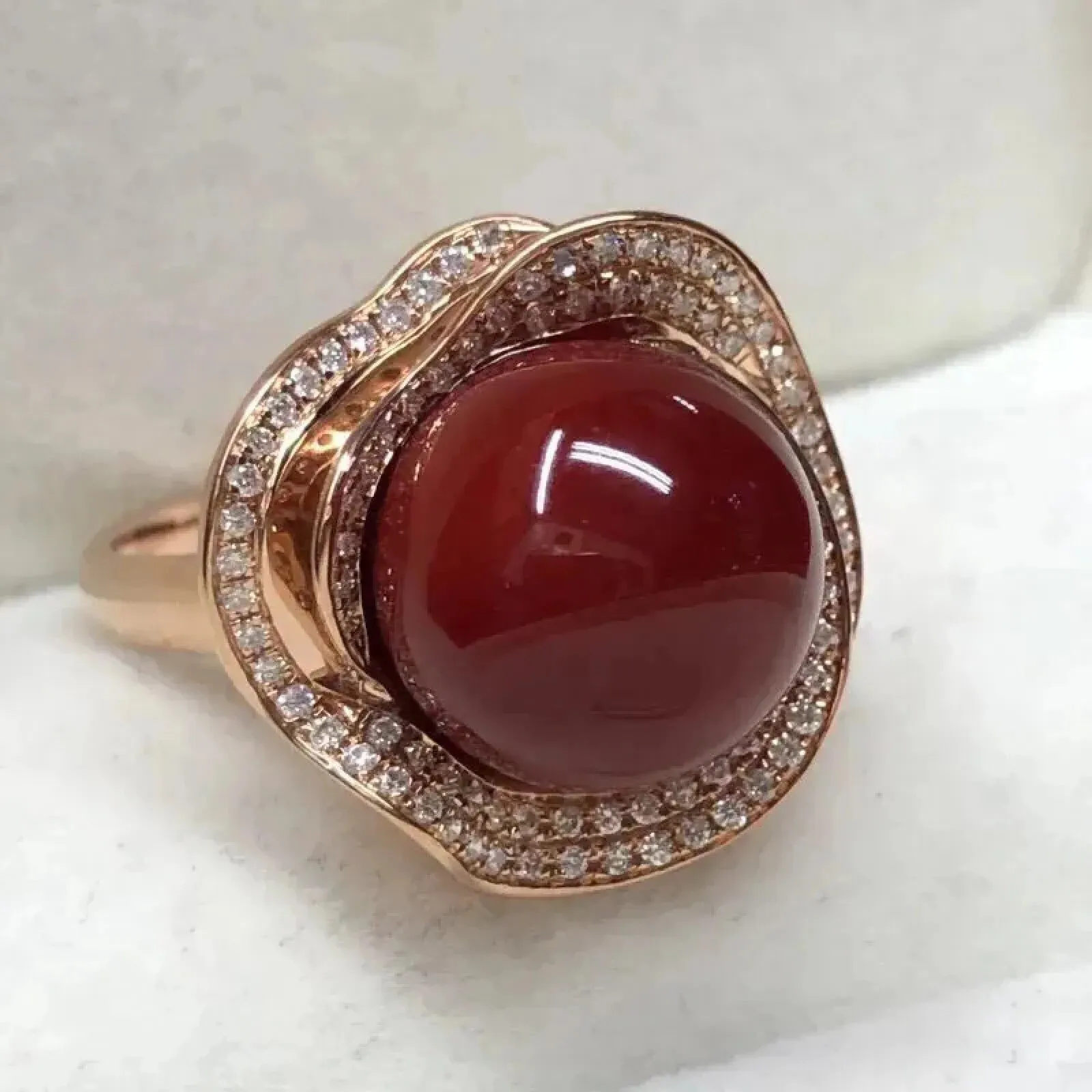 【天然阿卡赤血牛血红珊瑚11.8mm大圆珠豪华双层满钻镶嵌戒指】天然无添加无优化，日本产地，阿卡材料，赤血牛血红颜色，光泽水嫩柔润，大裸石尺寸为11.8*11.8*11.8mm，整体尺寸18.5*19.1*12.3mm，18K真金钻石豪华镶嵌！重量为7.45克，圈口内径为17.6mm,圈口号为15。上手效果豪华富贵！