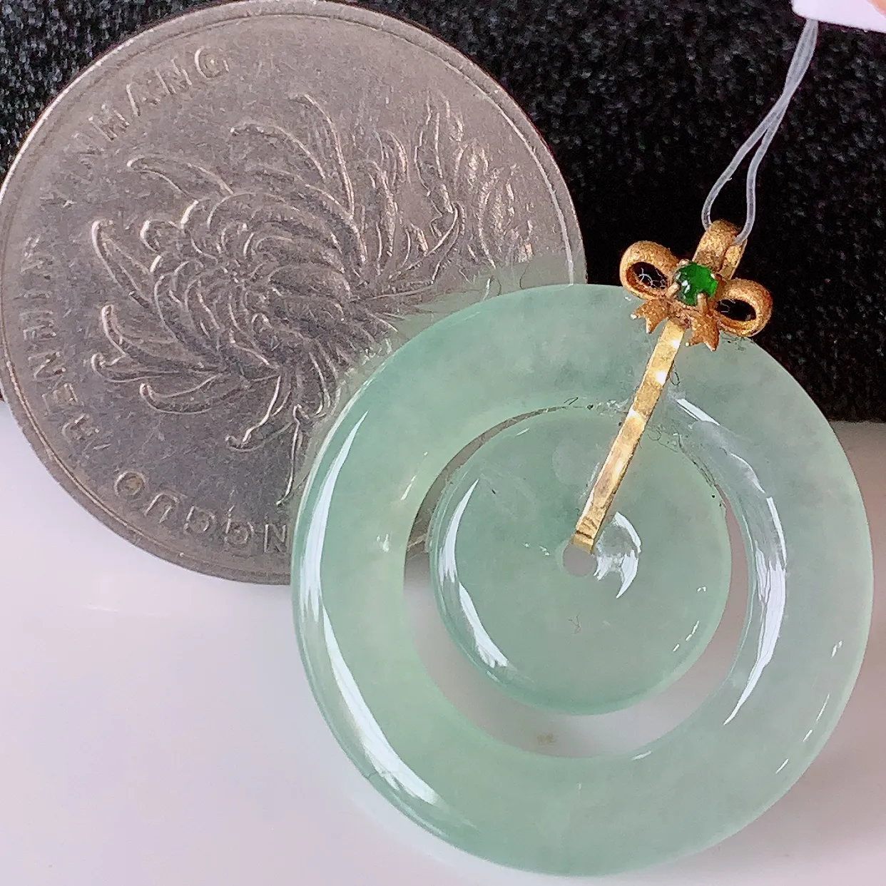 18K金镶嵌冰种翡翠平安母子扣吊坠，水润光泽，寓意平平安安，佩戴时尚漂亮！#49.24