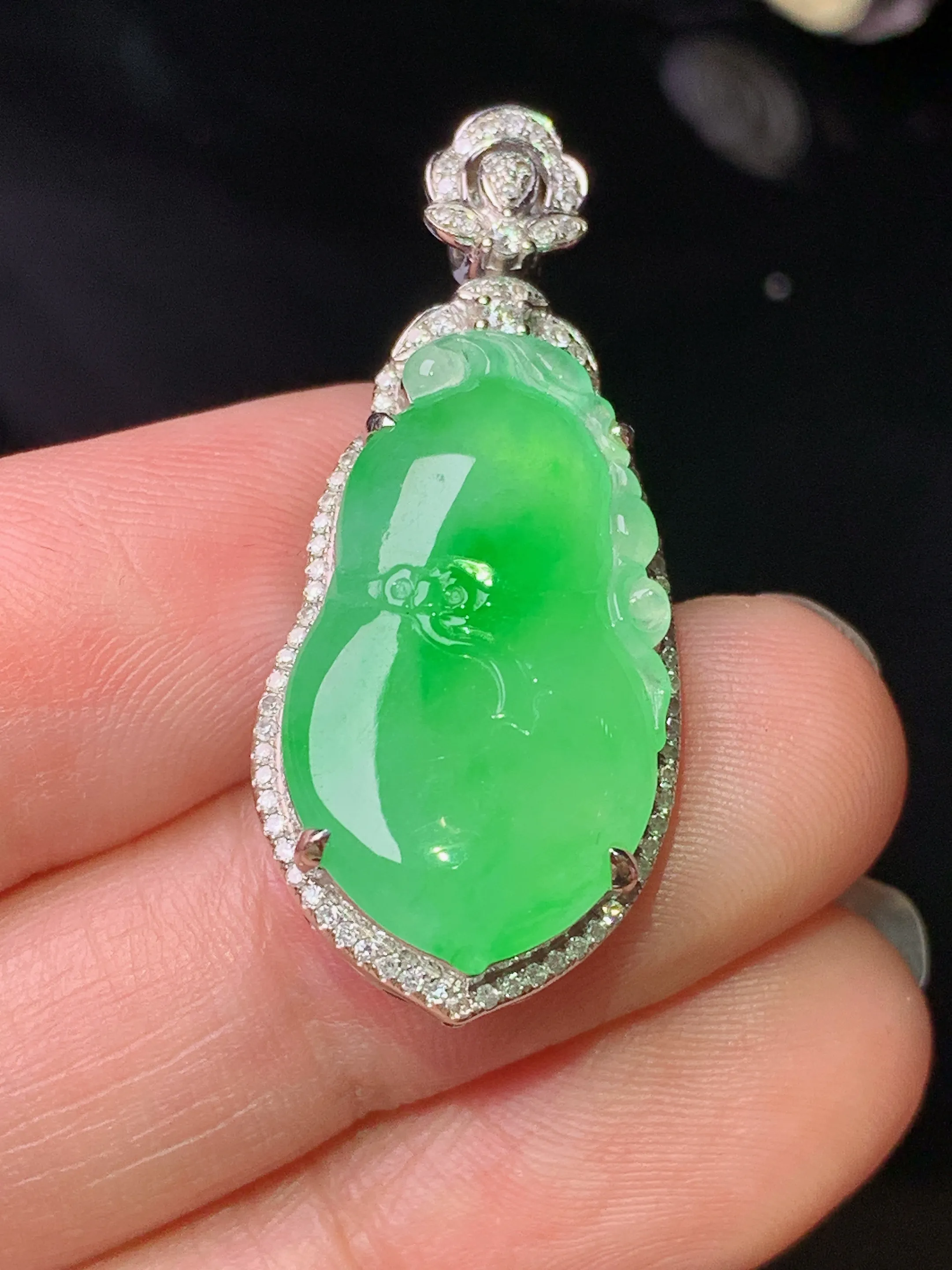 18k金钻镶嵌翠绿葫芦吊坠 玉质细腻 色泽清新艳丽 整体尺寸34.2*14.8*7.5