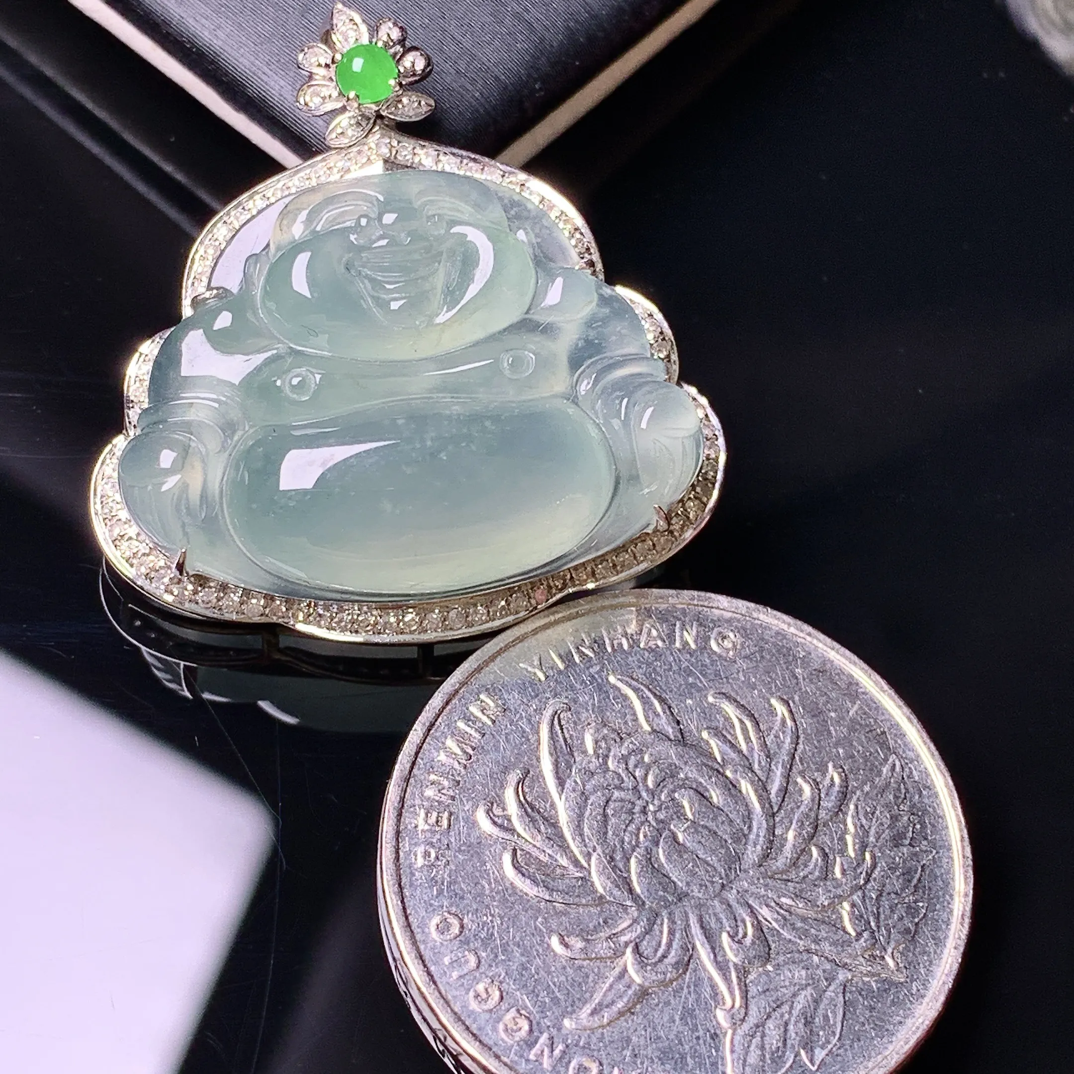 18k金钻镶嵌冰种佛公吊坠 玉质细腻 色泽清新艳丽 整体尺寸28.6*27.8*8.6