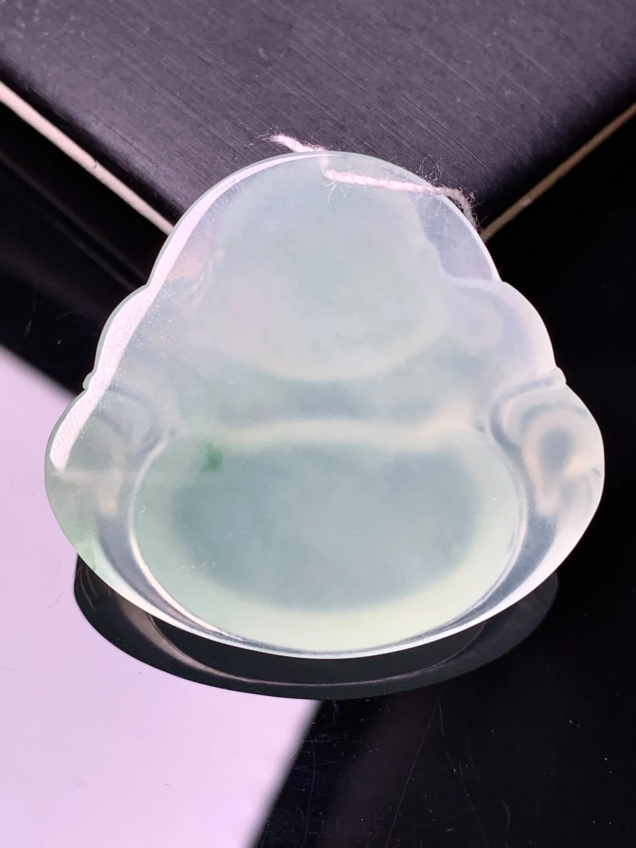 冰种飘绿佛公吊坠 玉质细腻 色泽清新艳丽 整体尺寸34.5*37.7*7