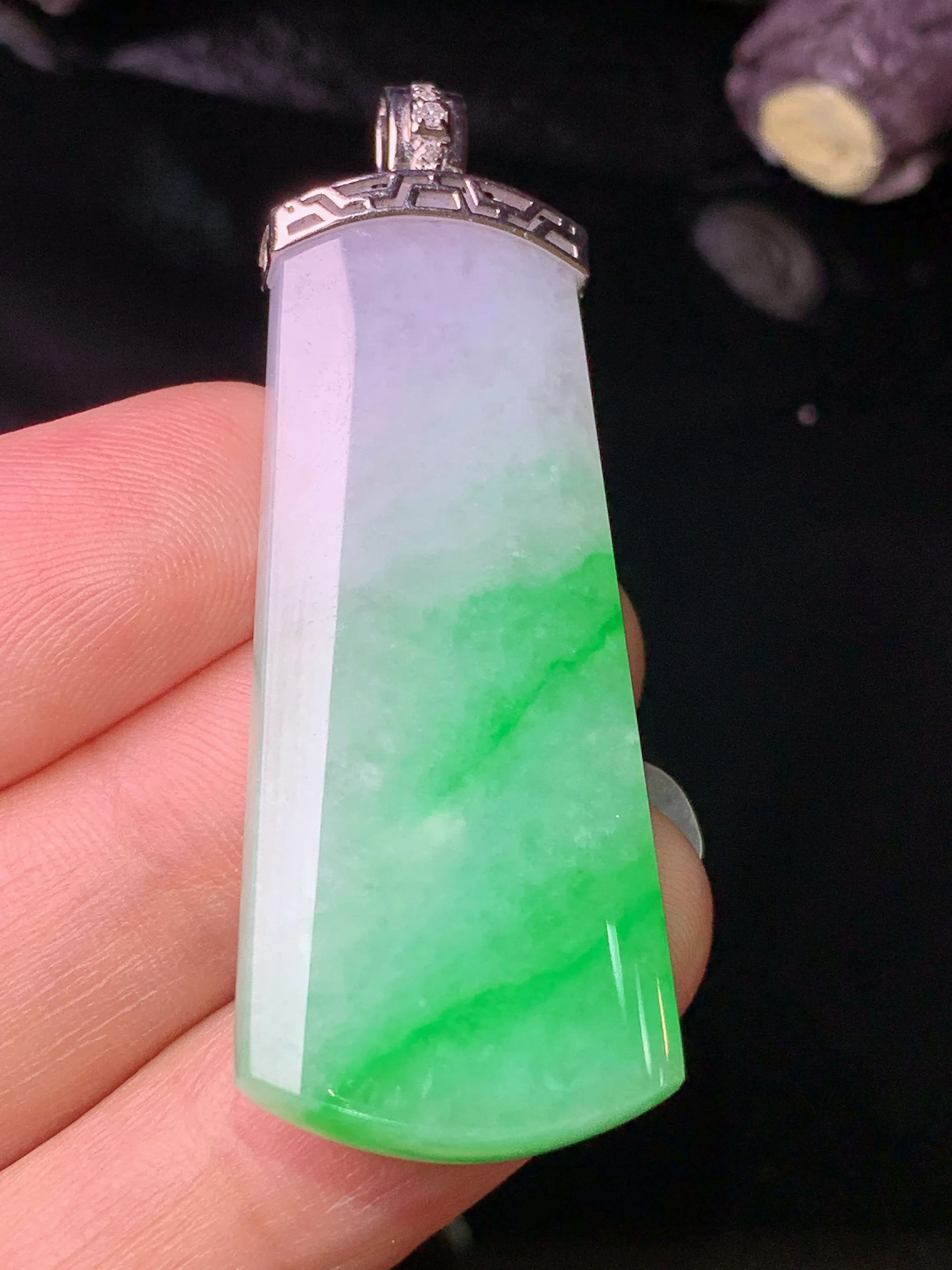 18k金镶嵌飘绿无事牌吊坠 玉质细腻 色泽清新艳丽 整体尺寸49.8*17.8*5